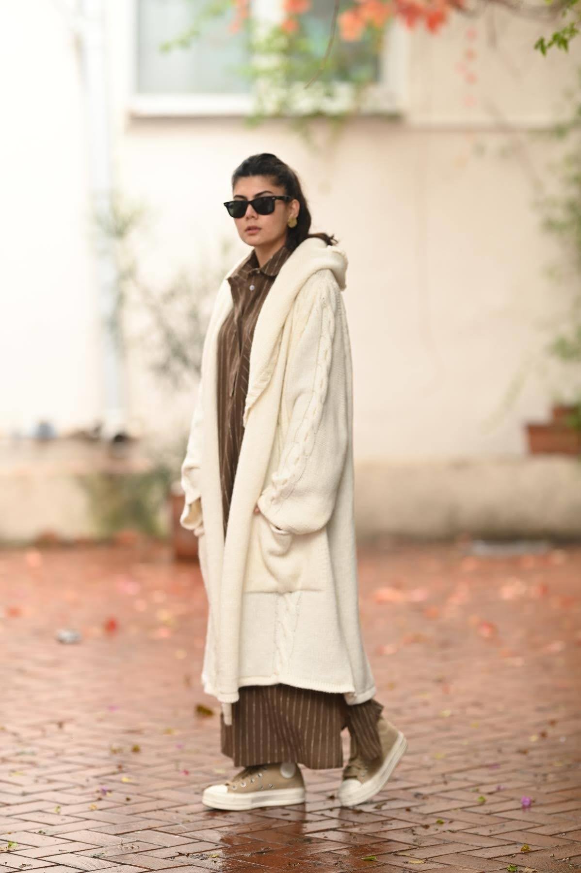 Ekru Kapüşonlu Sırtı Örgülü Uzun Triko Hırka