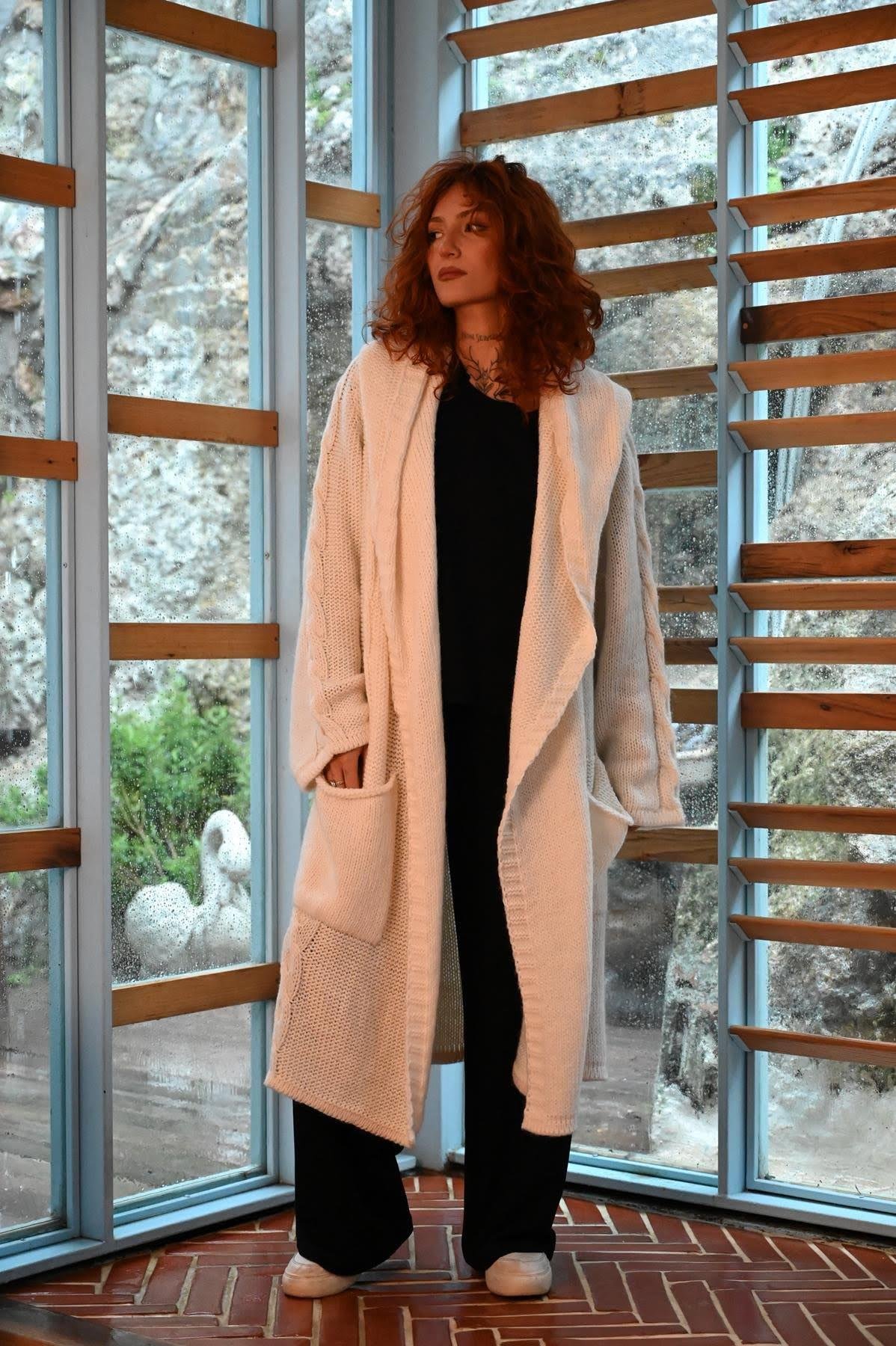 Ekru Kapüşonlu Sırtı Örgülü Uzun Triko Hırka