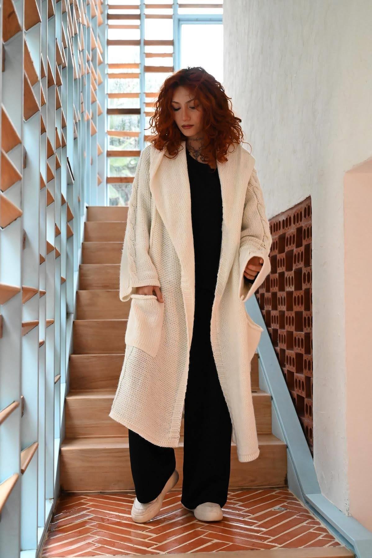 Ekru Kapüşonlu Sırtı Örgülü Uzun Triko Hırka