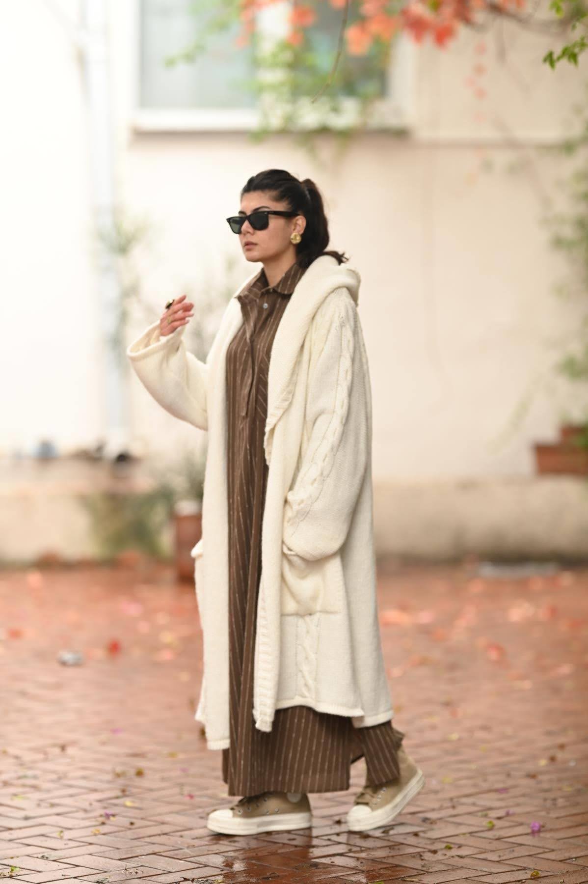 Ekru Kapüşonlu Sırtı Örgülü Uzun Triko Hırka