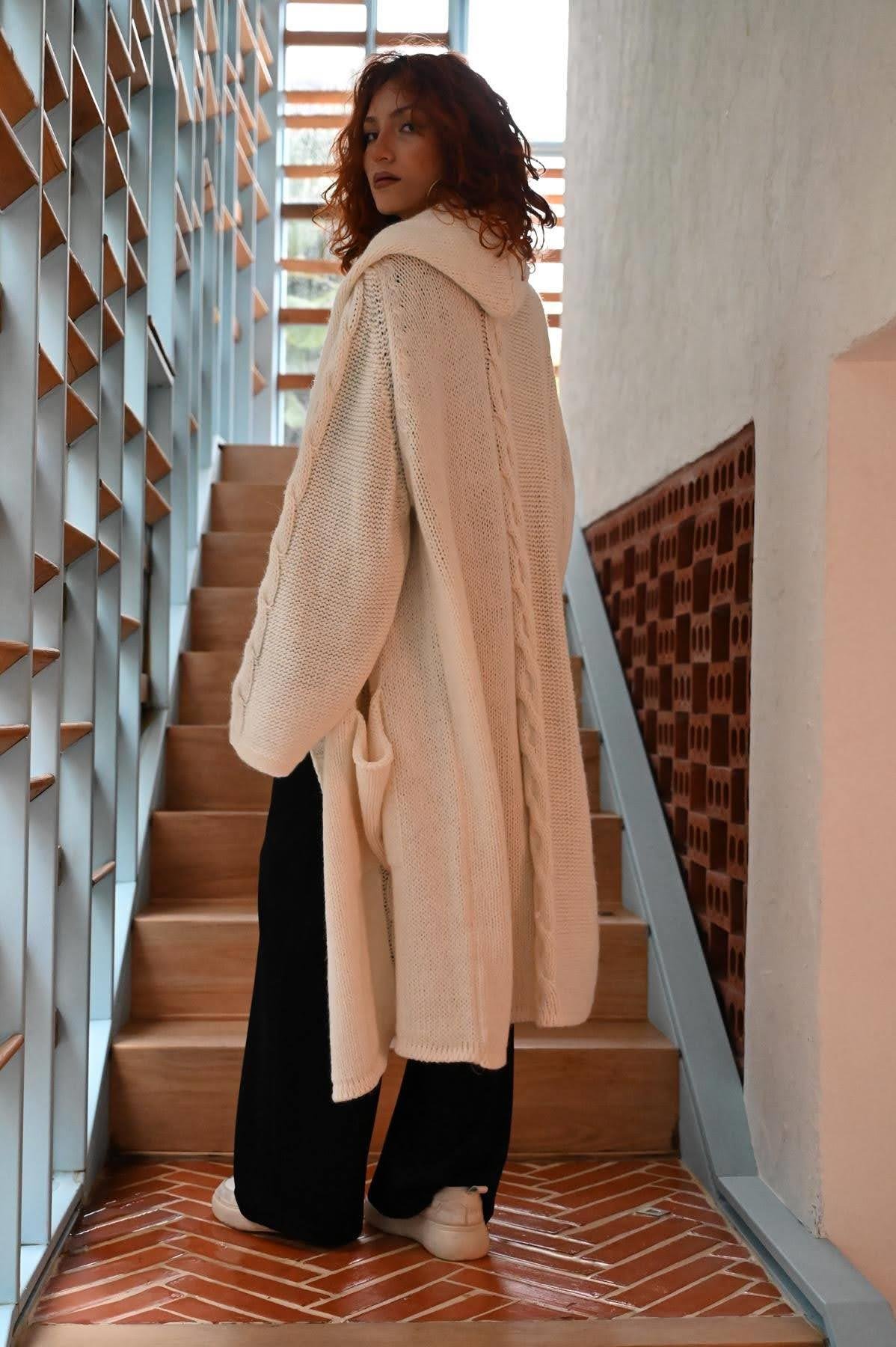 Ekru Kapüşonlu Sırtı Örgülü Uzun Triko Hırka