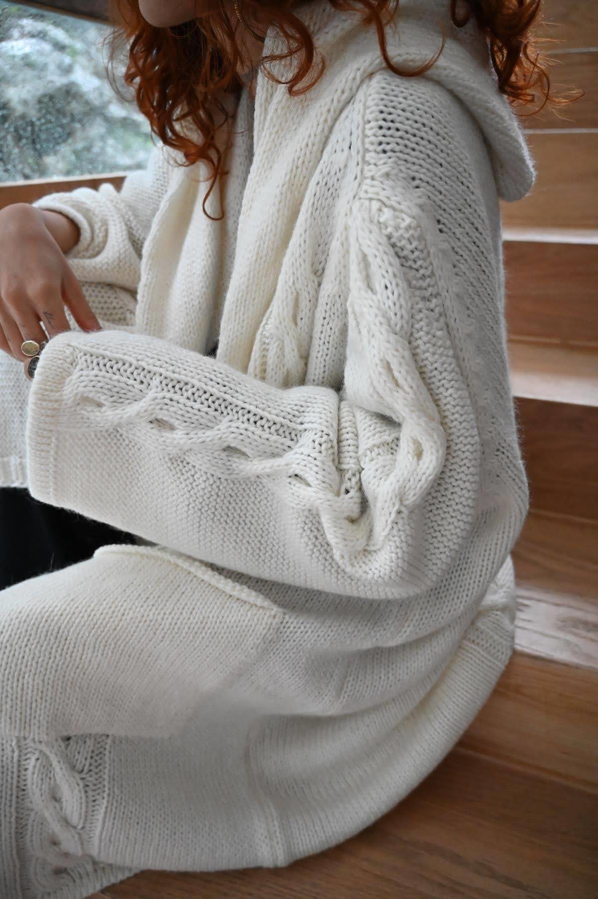 Ekru Kapüşonlu Sırtı Örgülü Uzun Triko Hırka