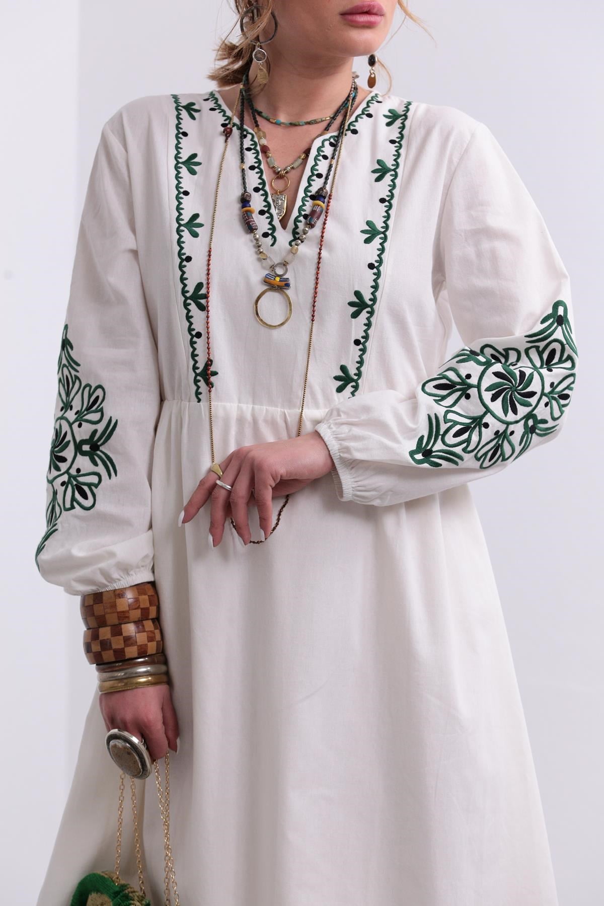 Beyaz Kesik Yaka İşlemeli Bohem Elbise - Şaman Butik Beyaz Kesik Yaka İşlemeli Bohem Elbise