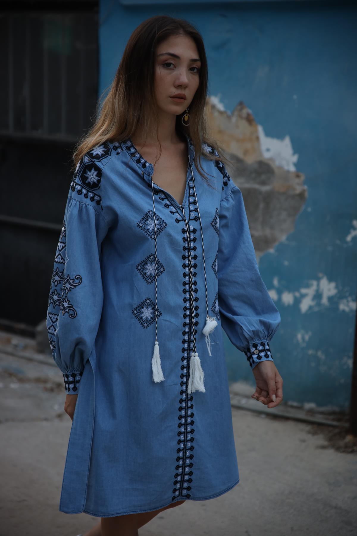 Mavi V Yaka Yakası İpli İşlemeli Elbise - Şaman Butik - Bohem Giyim ve Aksesuar | Kadın & Erkek Mavi V Yaka Yakası İpli İşlemeli Elbise