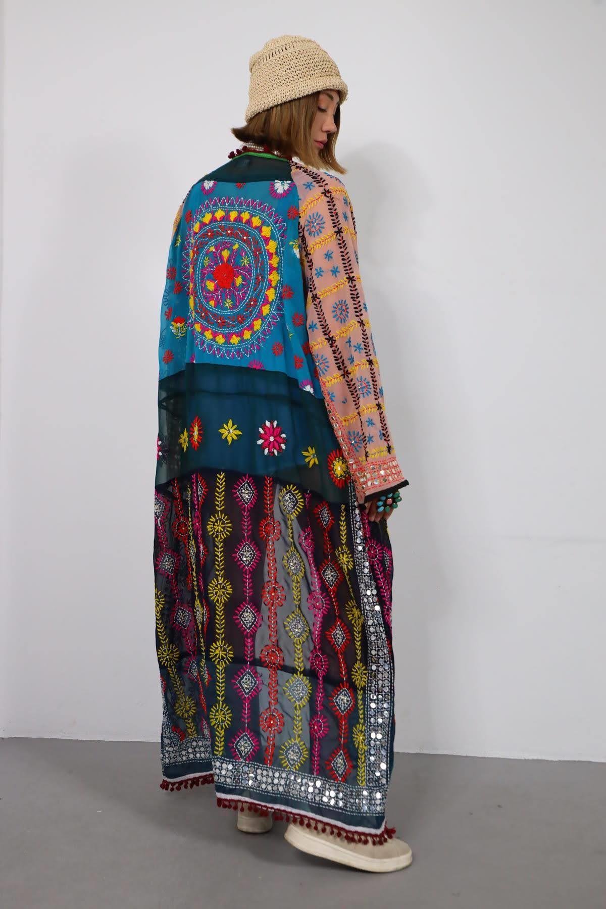 Renkli Pul İşlemeli Kenarları Ponponlu Bohem Kaftan - Şaman Butik Renkli Pul İşlemeli Kenarları Ponponlu Bohem Kaftan