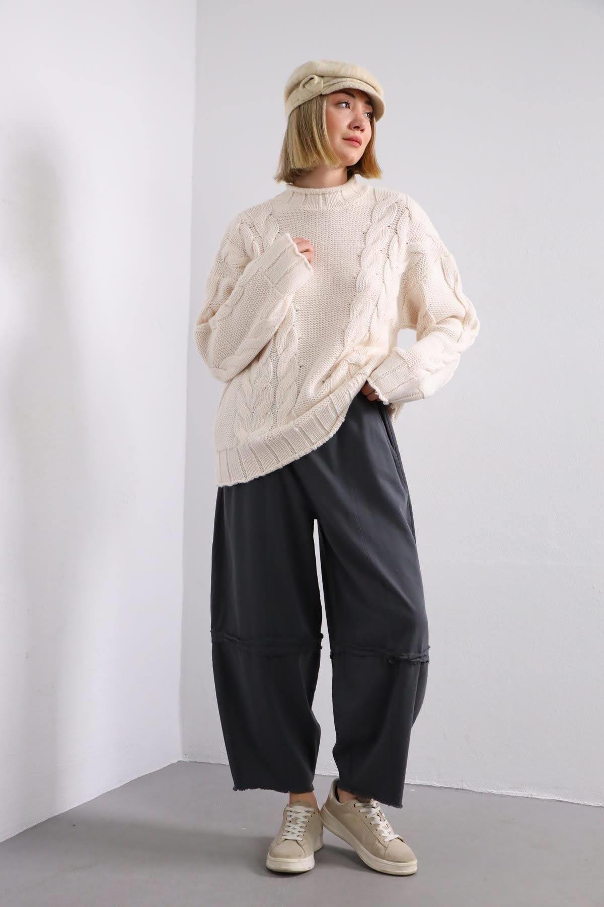  Krem Rengi Saç Örgülü Kazak