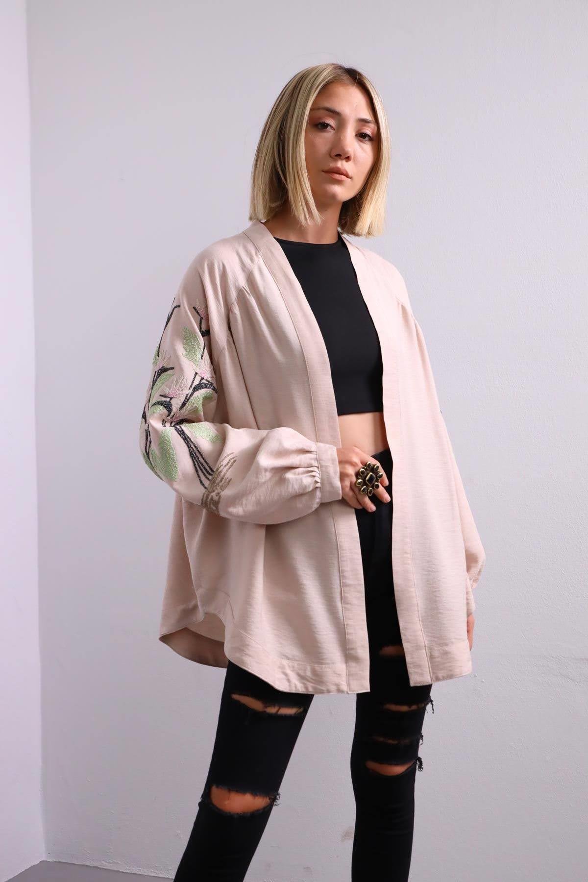 Bej Sırtı ve Kolları İşlemeli Ceket - Şaman Butik Bej Sırtı ve Kolları İşlemeli Ceket