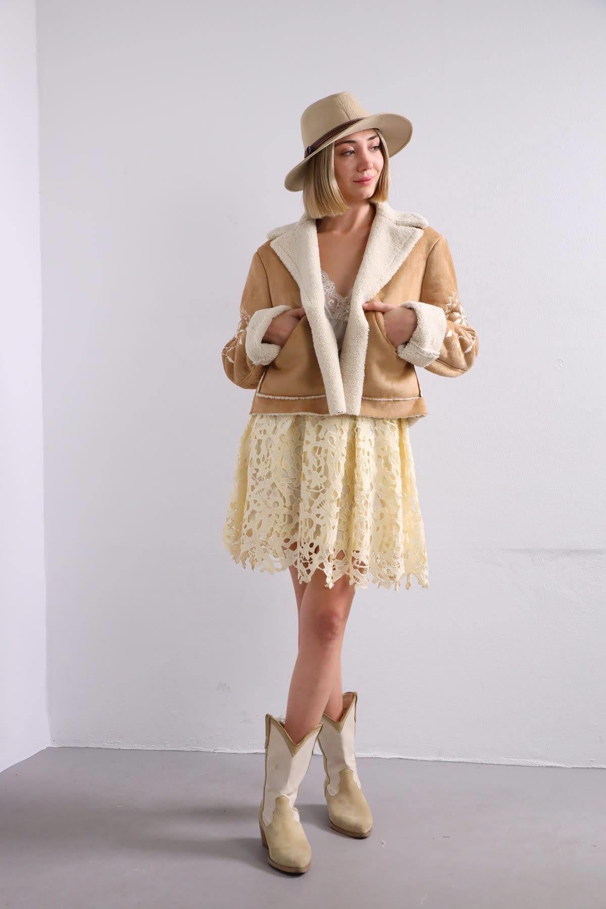 Camel Rengi Çiçek İşlemeli Kısa Nubuk Ceket - Şaman Butik Camel Rengi Çiçek İşlemeli Kısa Nubuk Ceket