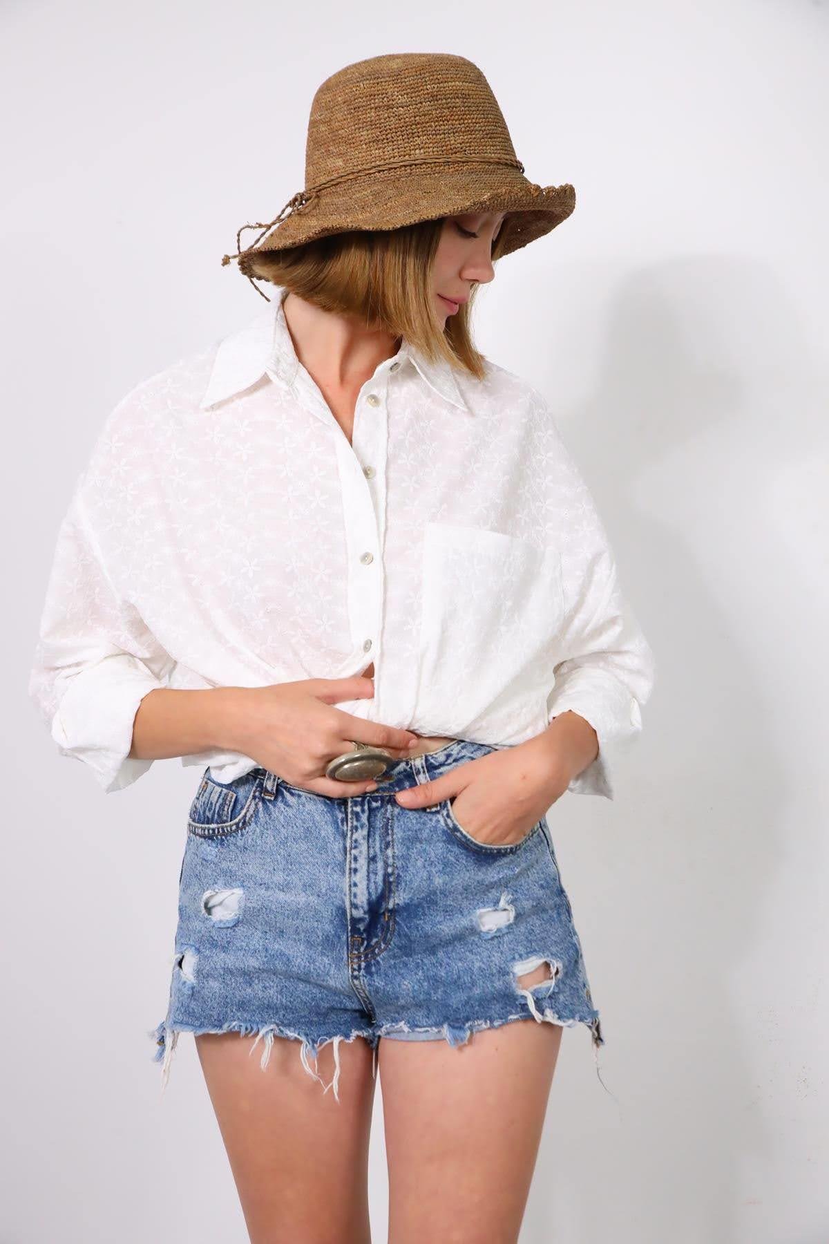  Beyaz Çiçek İşlemeli Büyük Cepli Gömlek