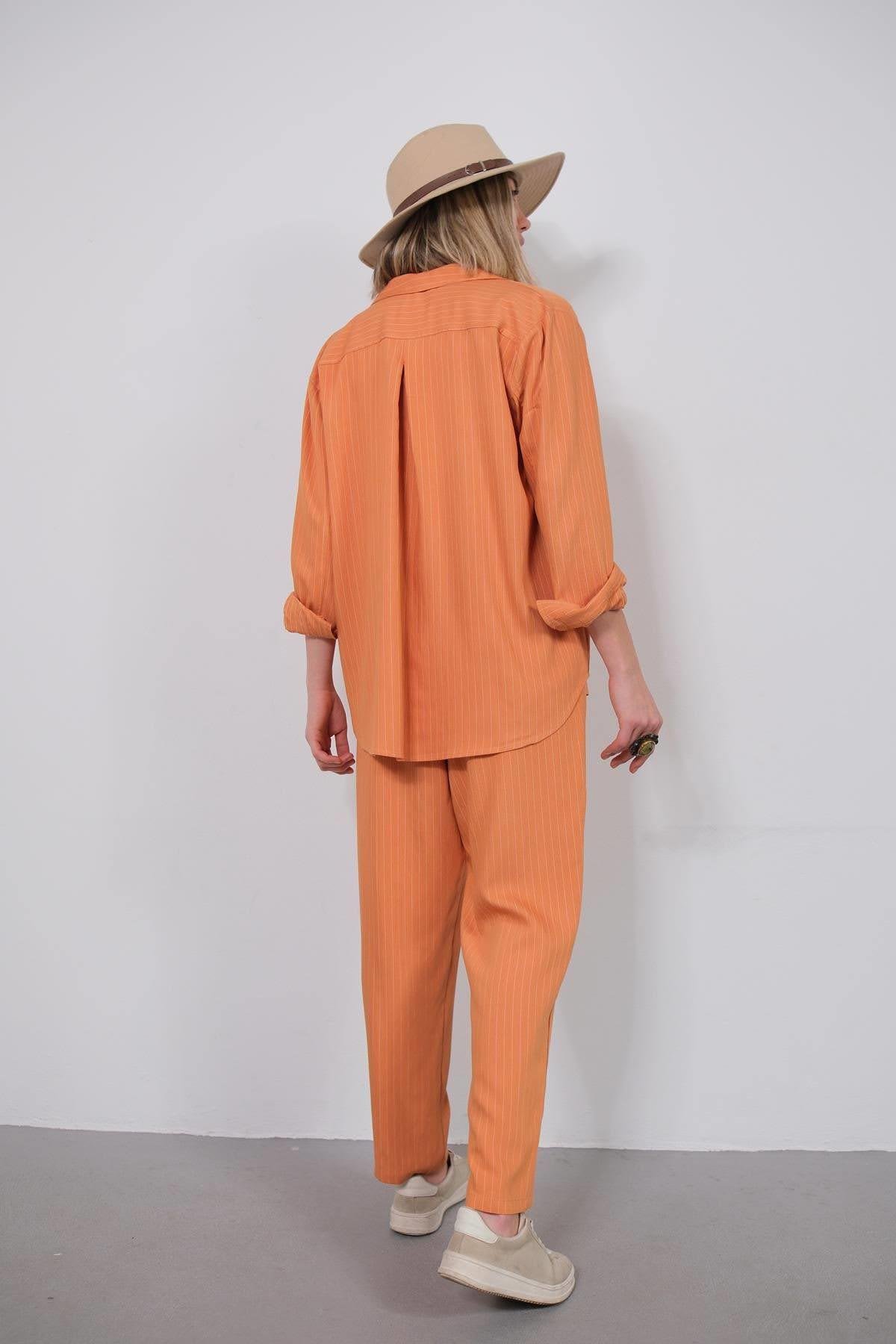  Turuncu Çizgili Gömlek ve Pantolon Takım