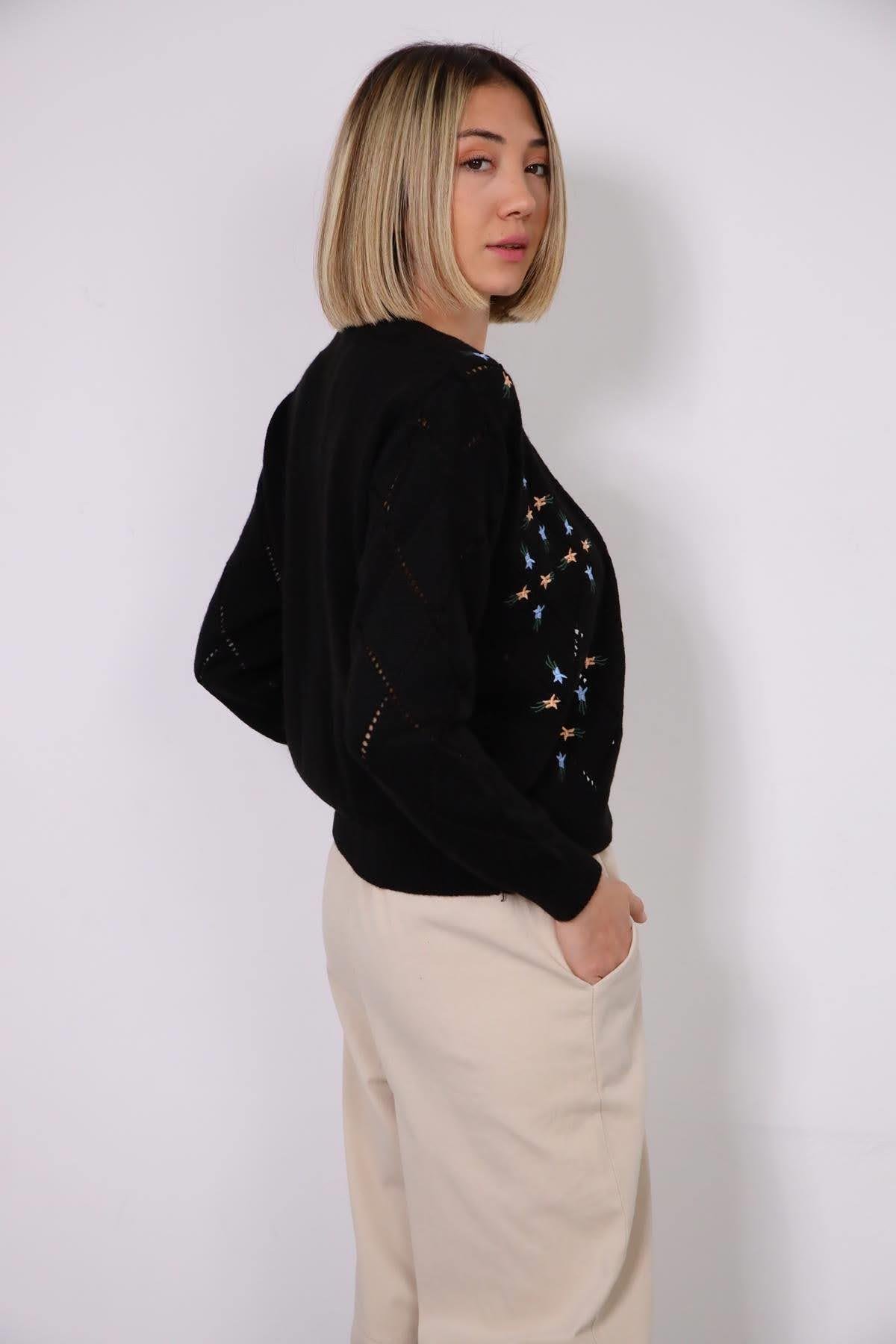  Siyah İşlemeli Örme Hırka