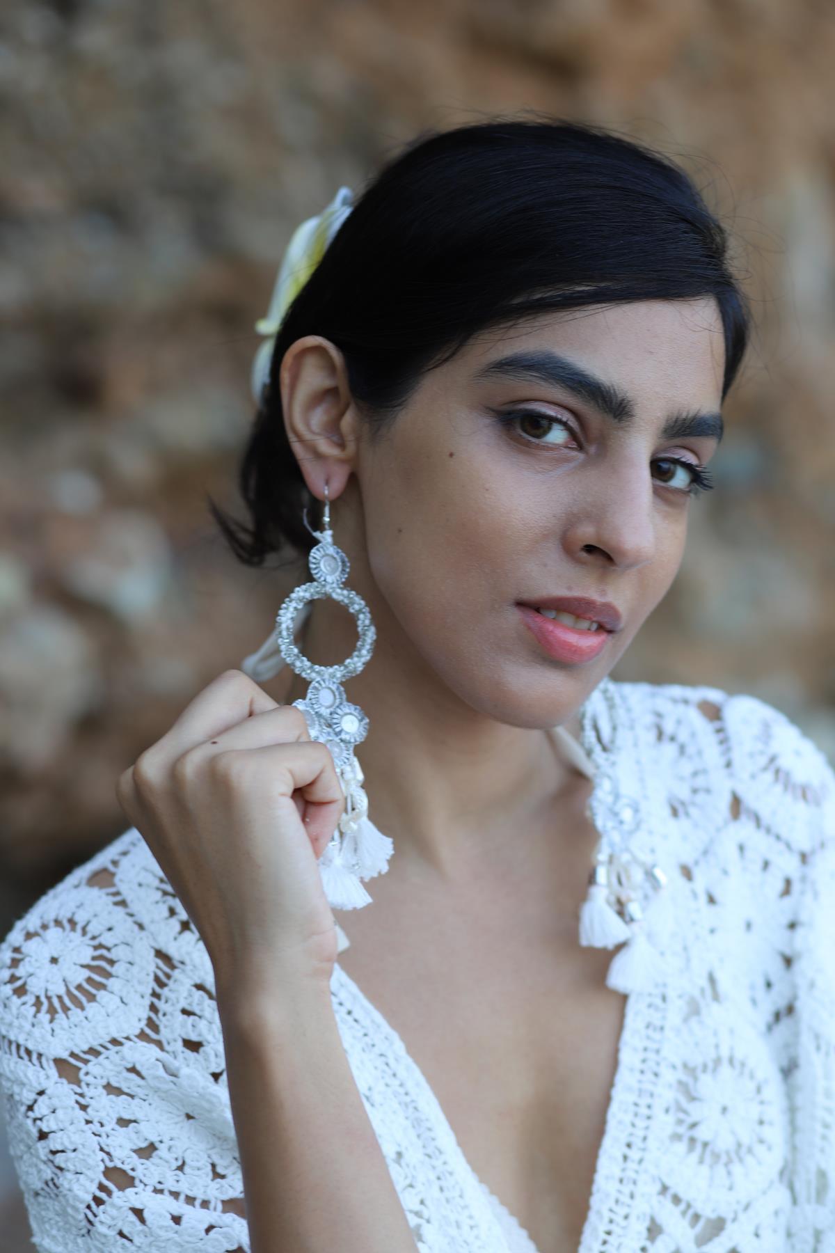 Gri Beyaz El Yapımı Sallantılı Tasarım Küpe - Şaman Butik Gri Beyaz El Yapımı Sallantılı Tasarım Küpe