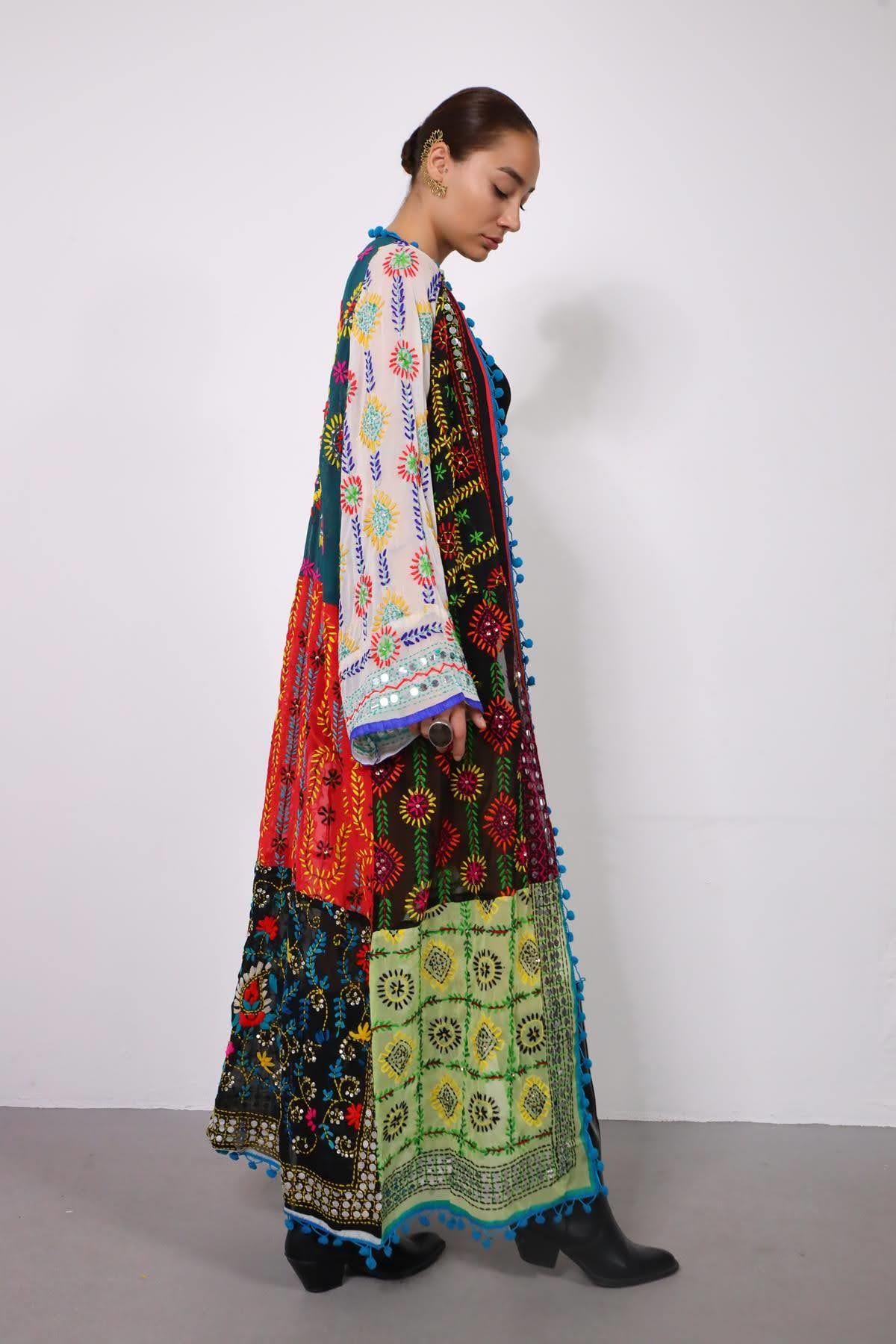 Renkli Pul İşlemeli Kenarları Ponponlu Bohem Kaftan - Şaman Butik Renkli Pul İşlemeli Kenarları Ponponlu Bohem Kaftan