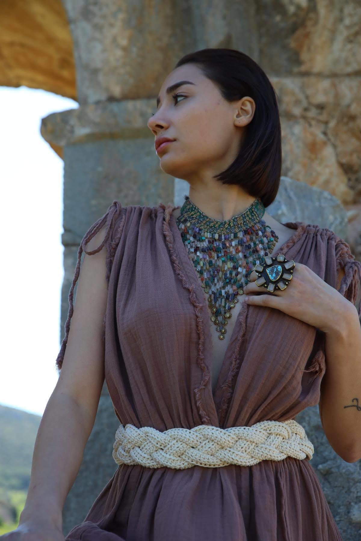 Kahverengi Püsküllü V Yaka Yırtmaçlı Kemerli Elbise - Şaman Butik Kahverengi Püsküllü V Yaka Yırtmaçlı Kemerli Elbise