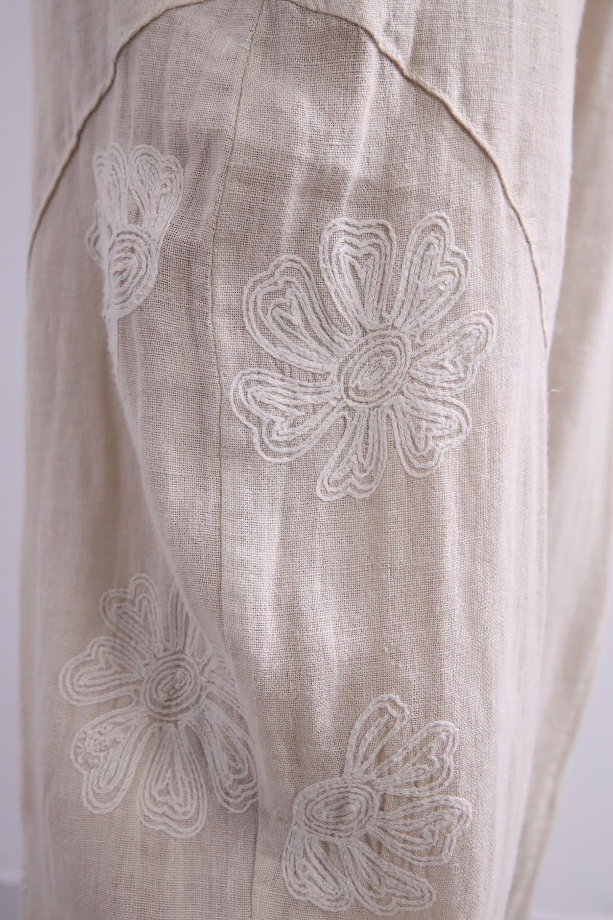 Krem Rengi Çiçek İşlemeli Keten Pantolon - Şaman Butik Krem Rengi Çiçek İşlemeli Keten Pantolon
