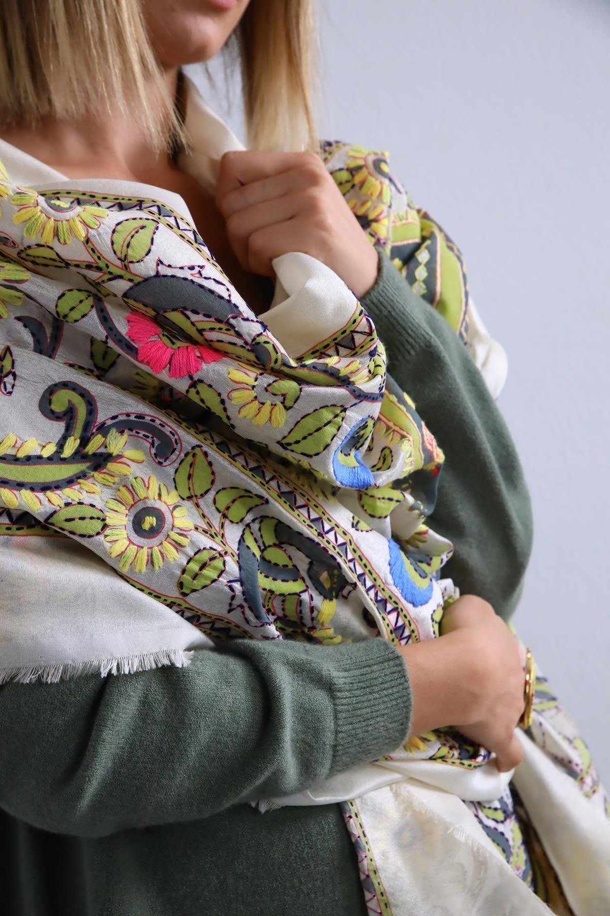  Krem Rengi İşlemeli Bohem Şal