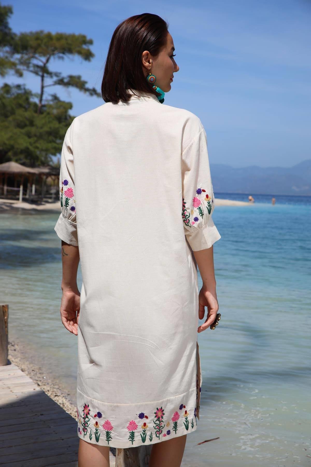  Krem Rengi İşlemeli Yırtmaçlı Gömlek Elbise