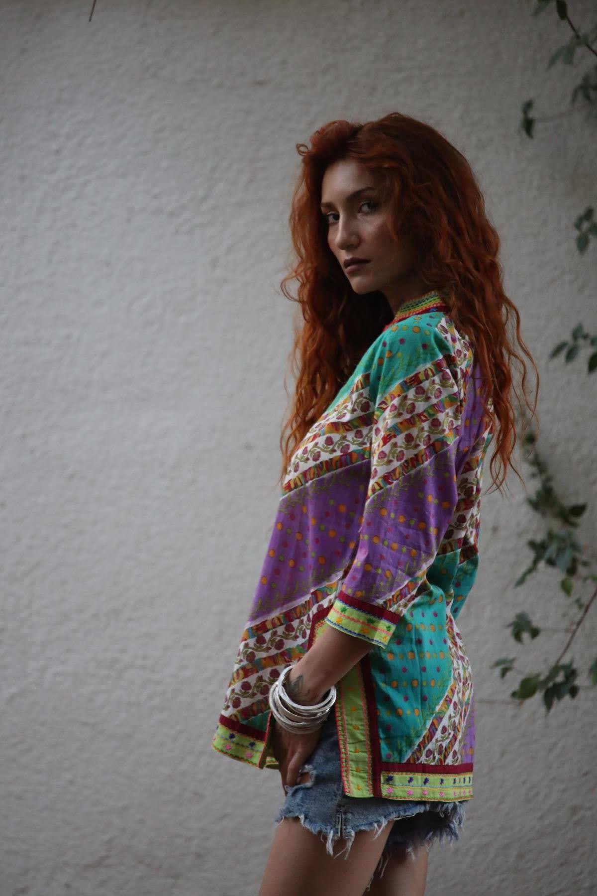 Fıstık Yeşili İşlemeli V Yaka Yırtmaçlı Otantik Tunik