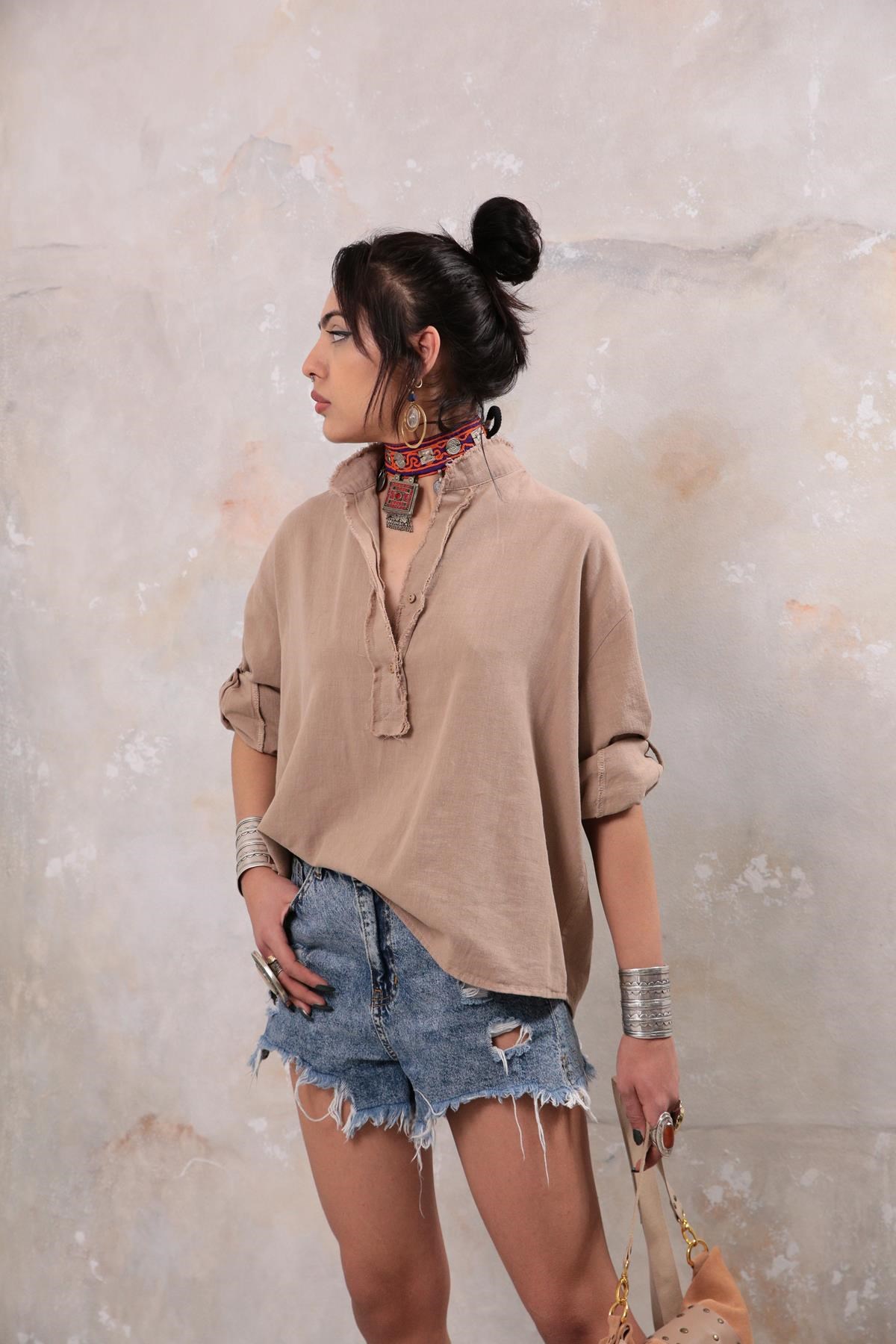  Açık Kahverengi Hakim Yaka Saçak Detaylı Gömlek