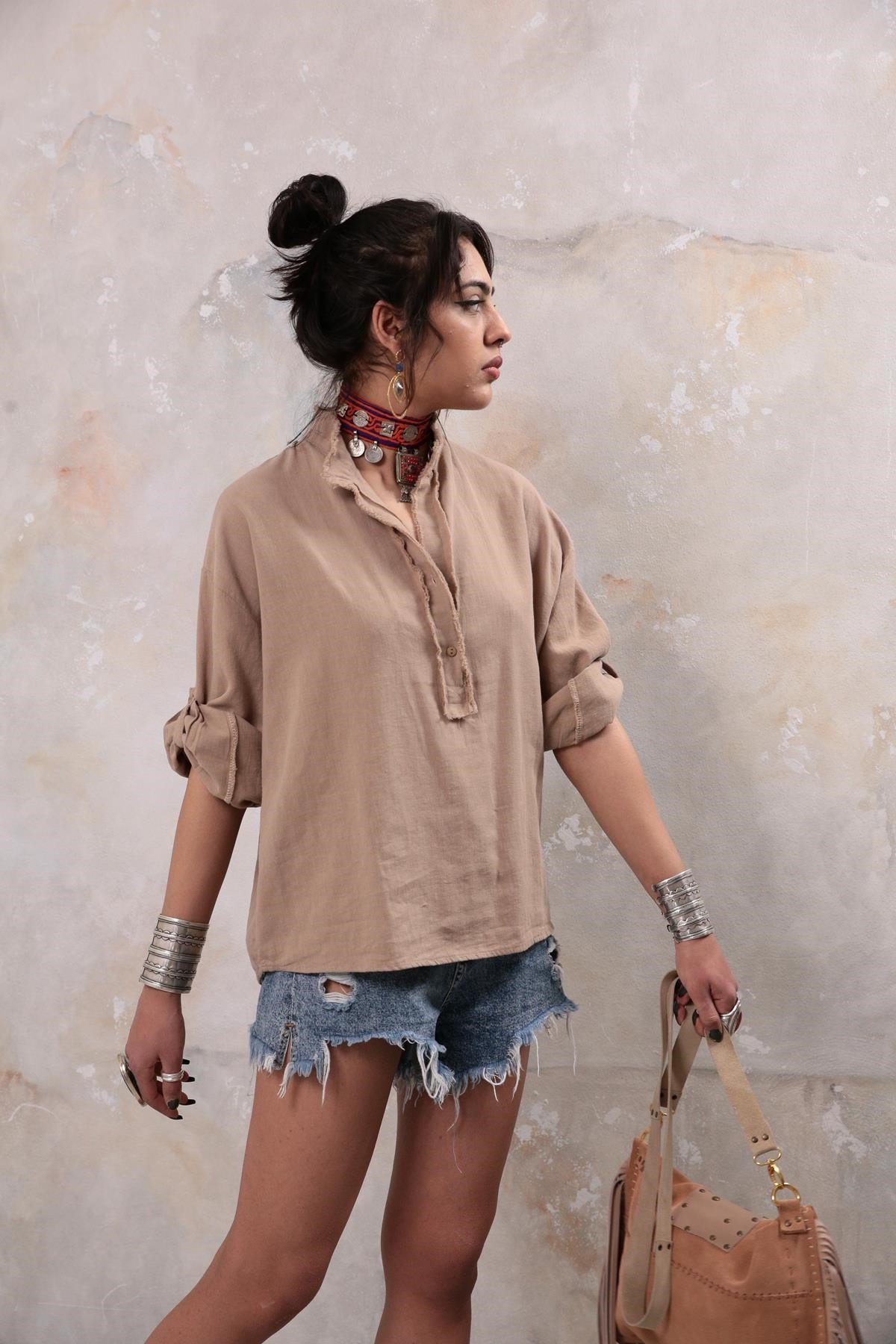  Açık Kahverengi Hakim Yaka Saçak Detaylı Gömlek