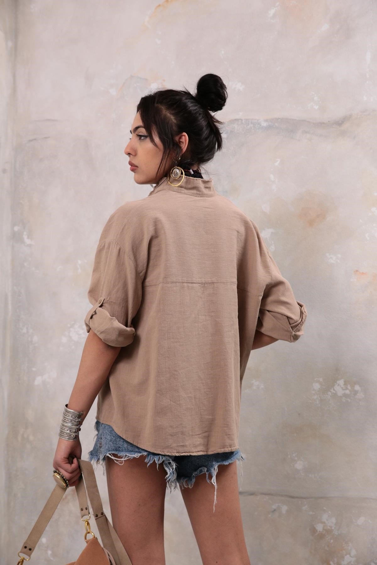  Açık Kahverengi Hakim Yaka Saçak Detaylı Gömlek