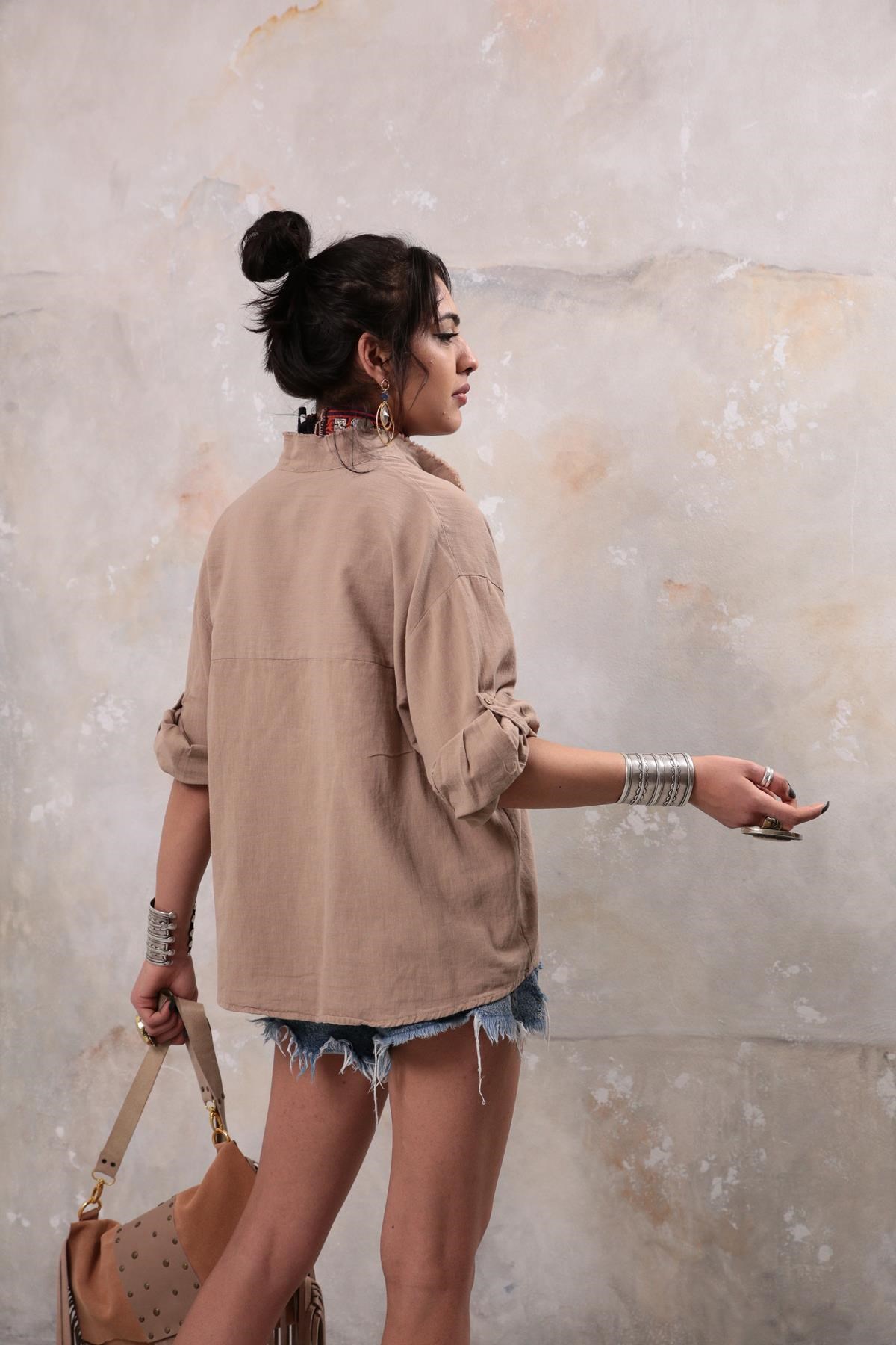  Açık Kahverengi Hakim Yaka Saçak Detaylı Gömlek