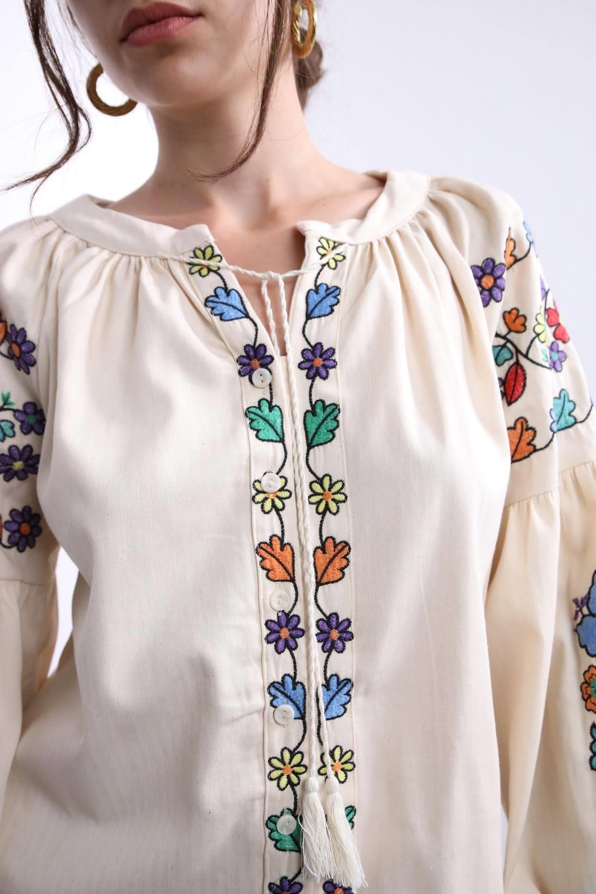  Bej İşlemeli Balon Kol Yakası İpli Gömlek