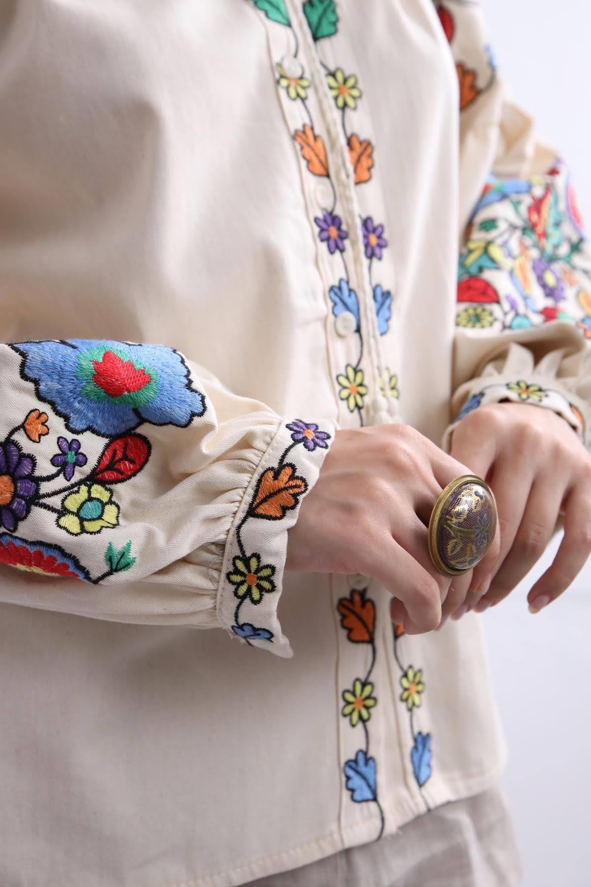  Bej İşlemeli Balon Kol Yakası İpli Gömlek