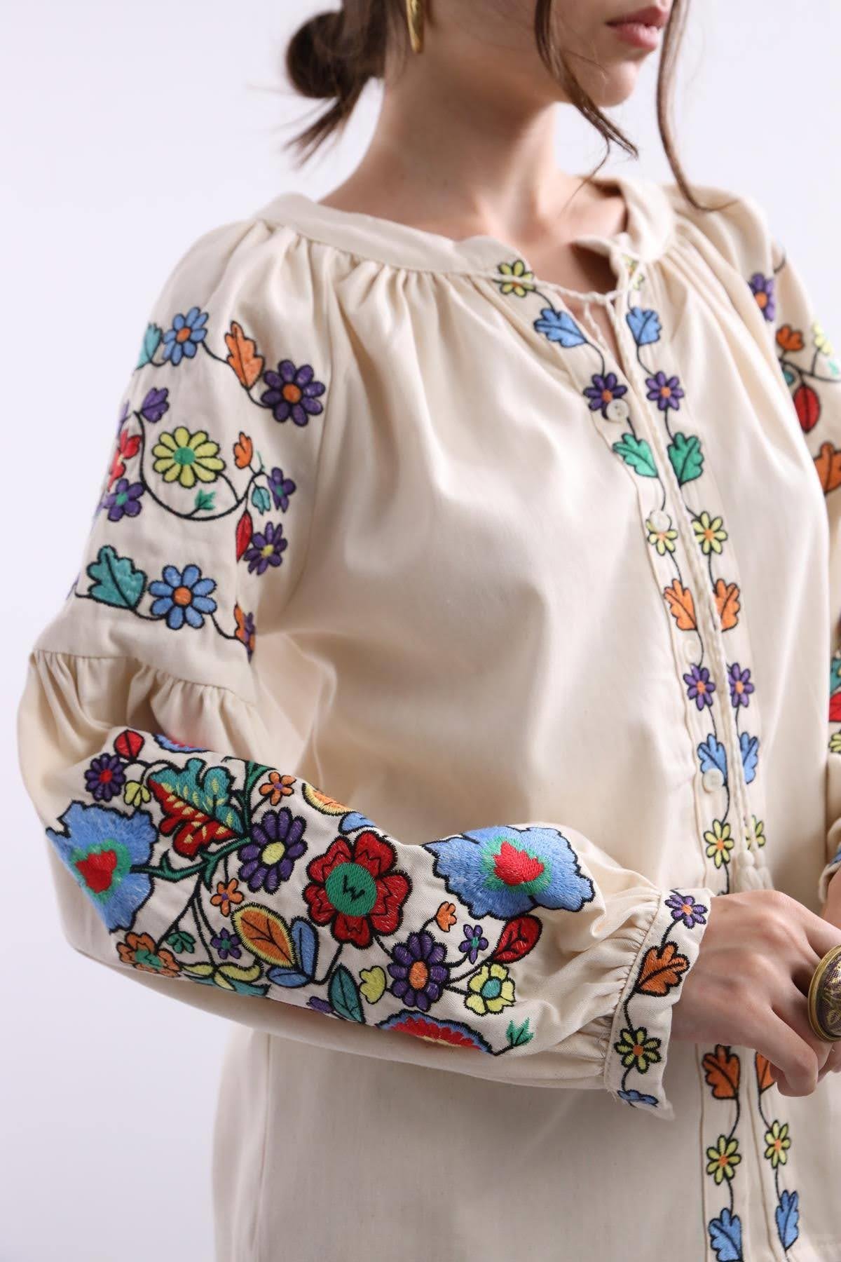  Bej İşlemeli Balon Kol Yakası İpli Gömlek