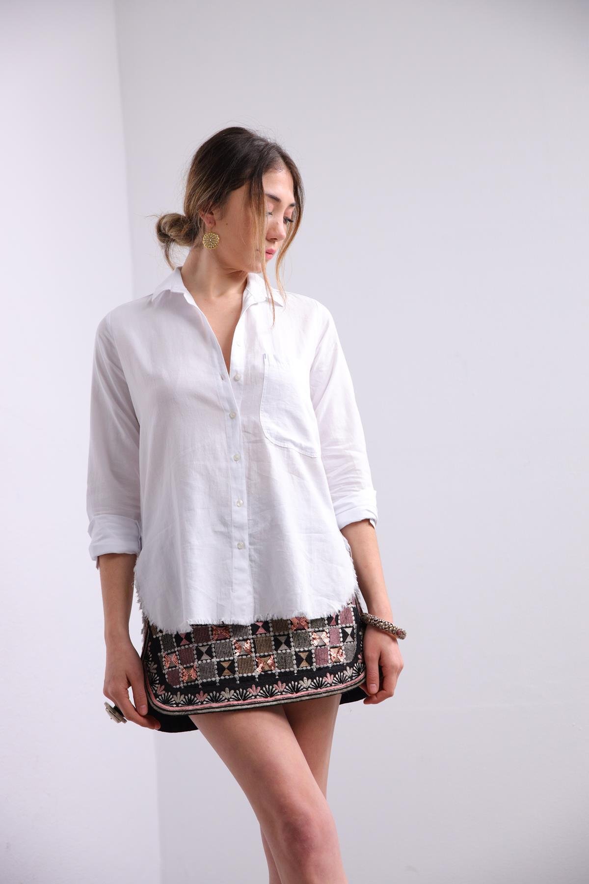  Beyaz Altı Püsküllü Gömlek