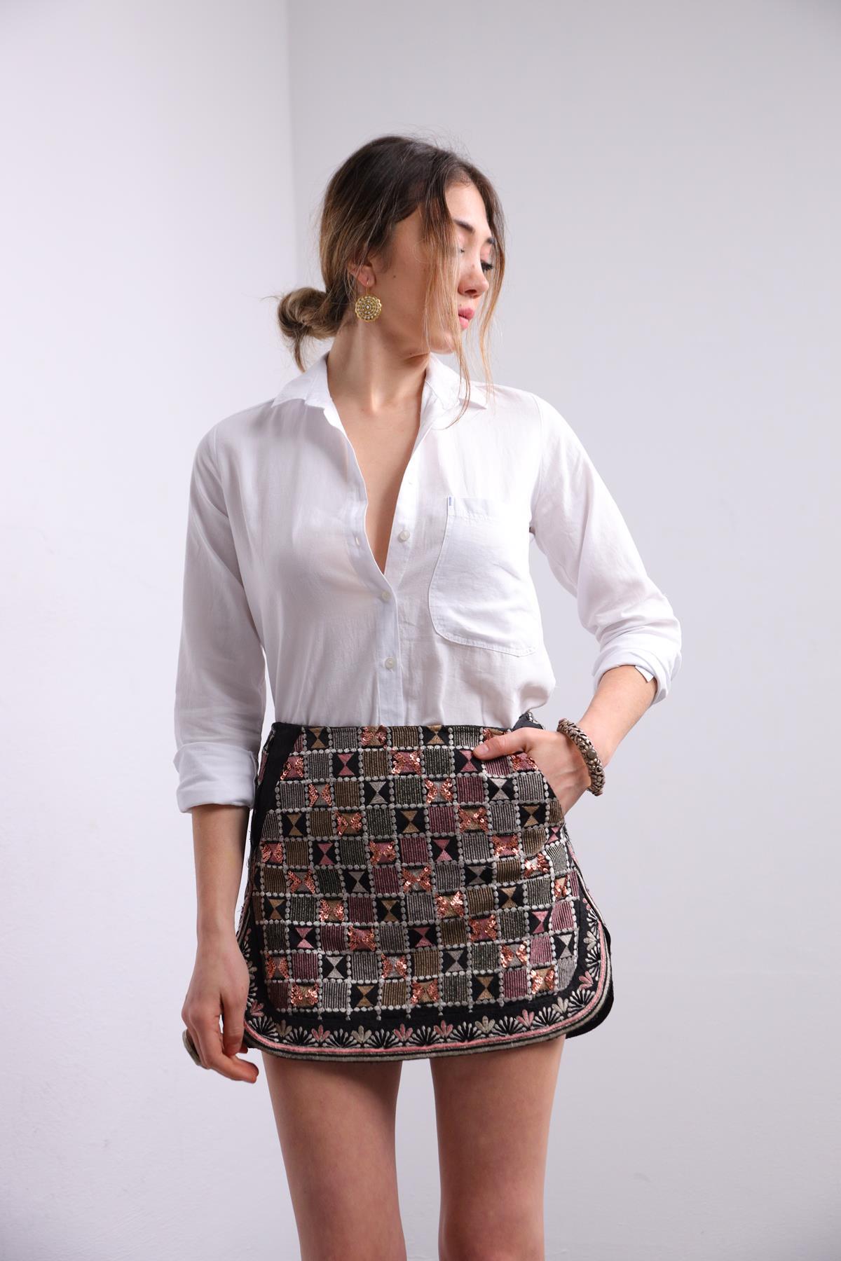  Beyaz Altı Püsküllü Gömlek