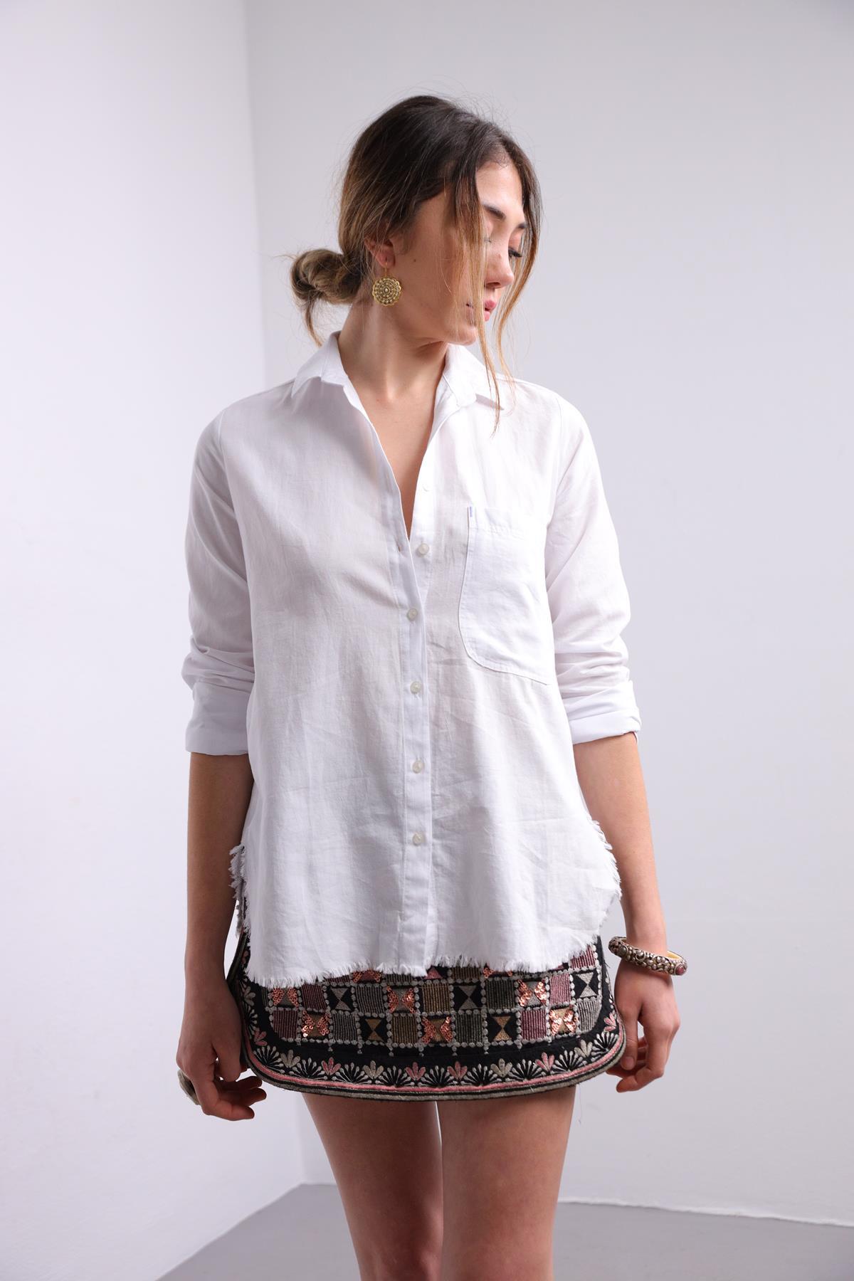  Beyaz Altı Püsküllü Gömlek