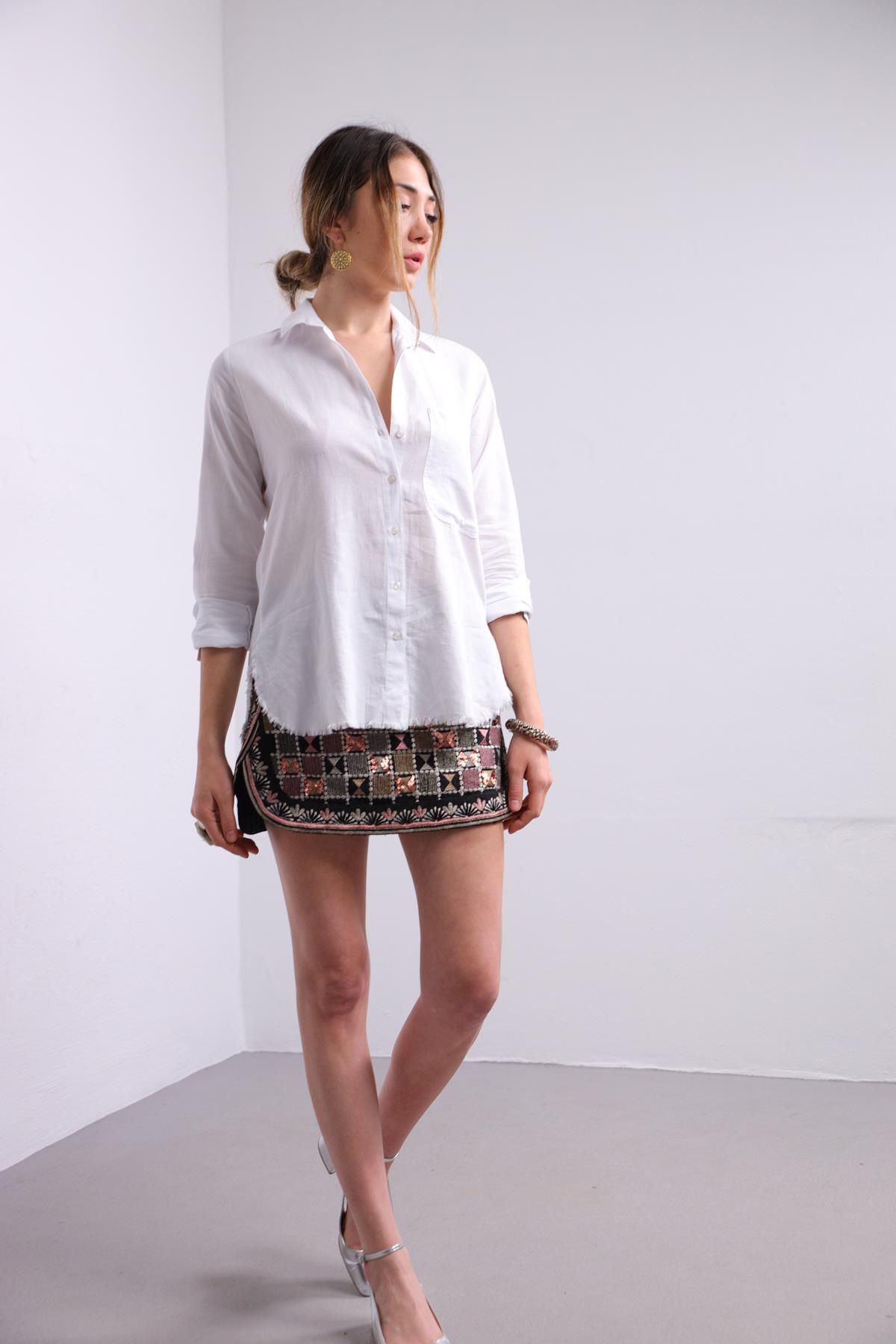  Beyaz Altı Püsküllü Gömlek