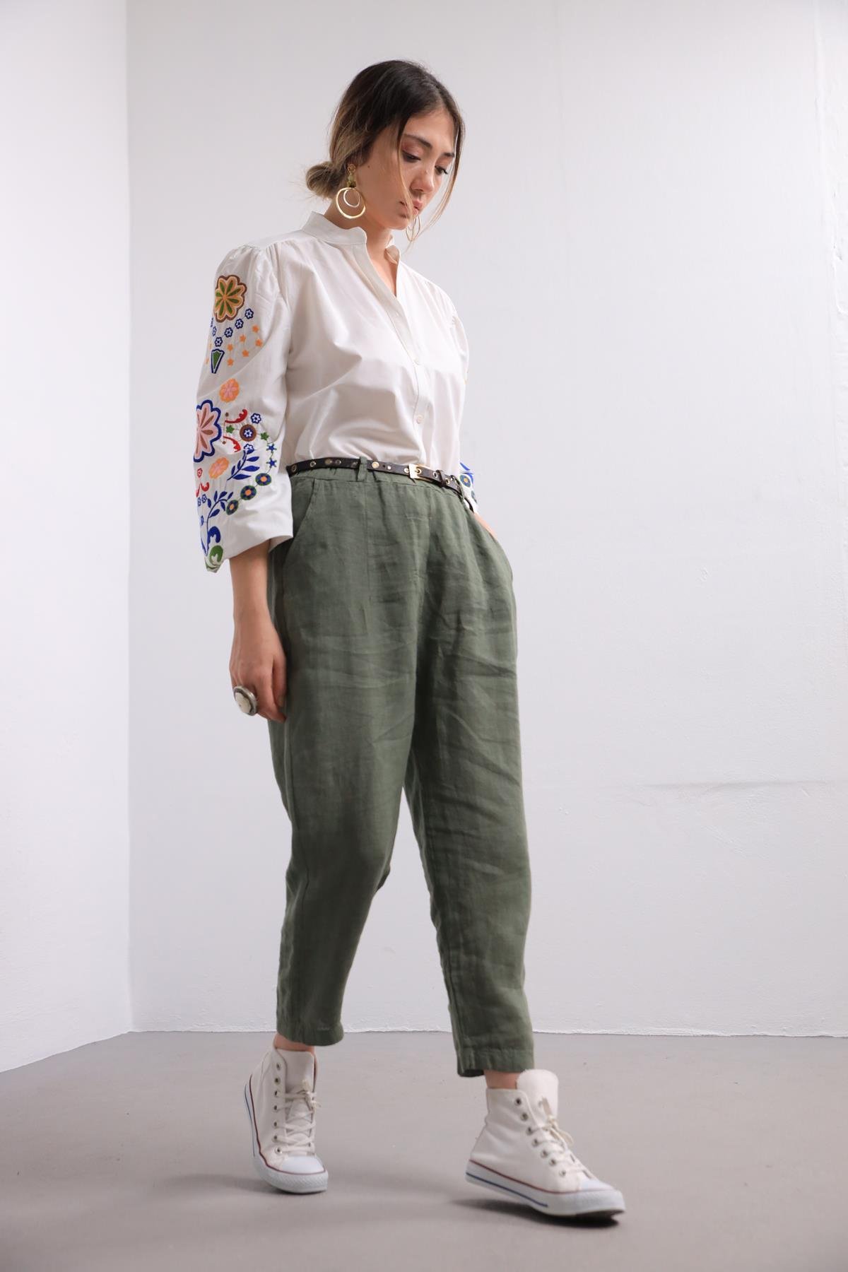  Beyaz Çiçek İşlemeli Gömlek