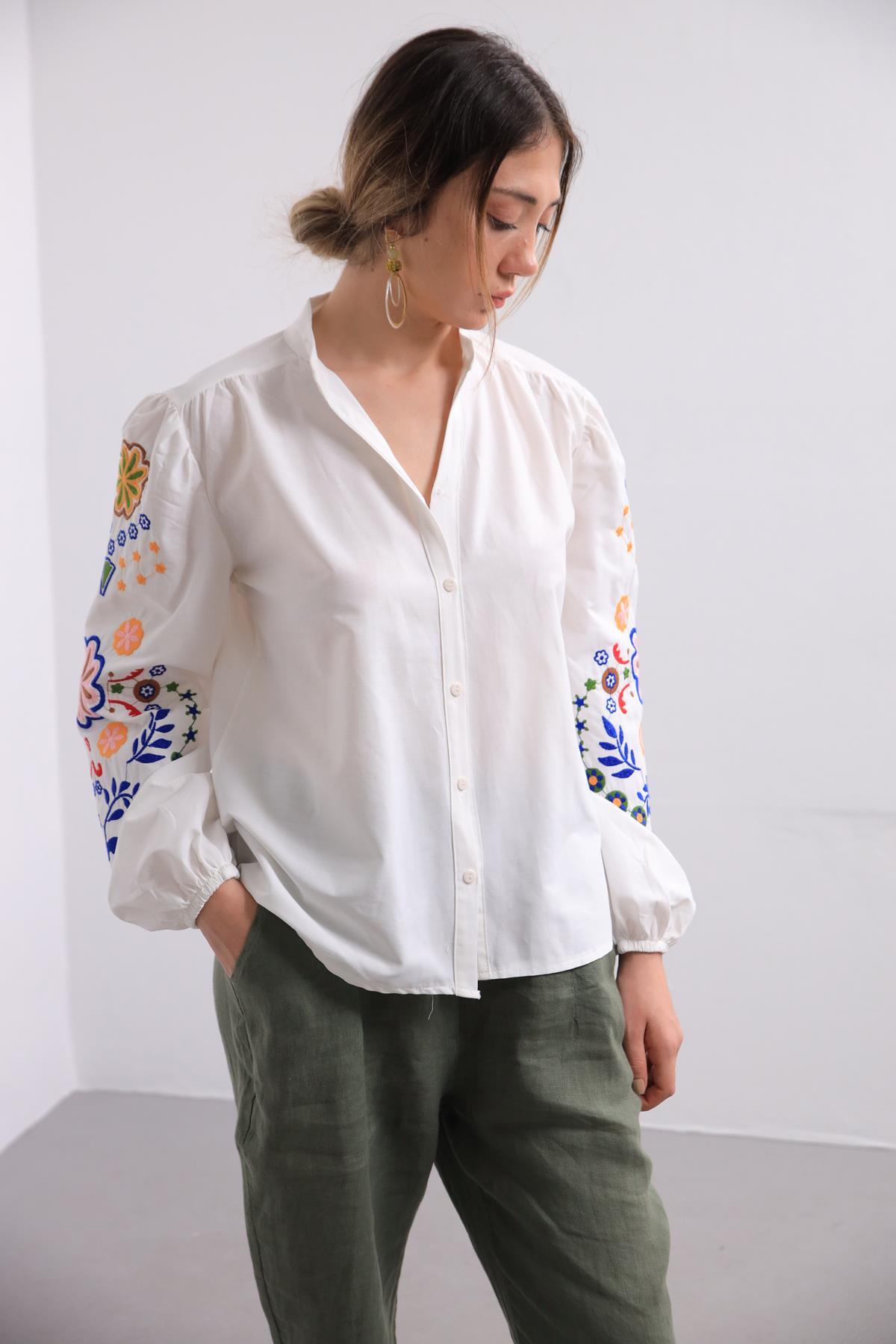  Beyaz Çiçek İşlemeli Gömlek
