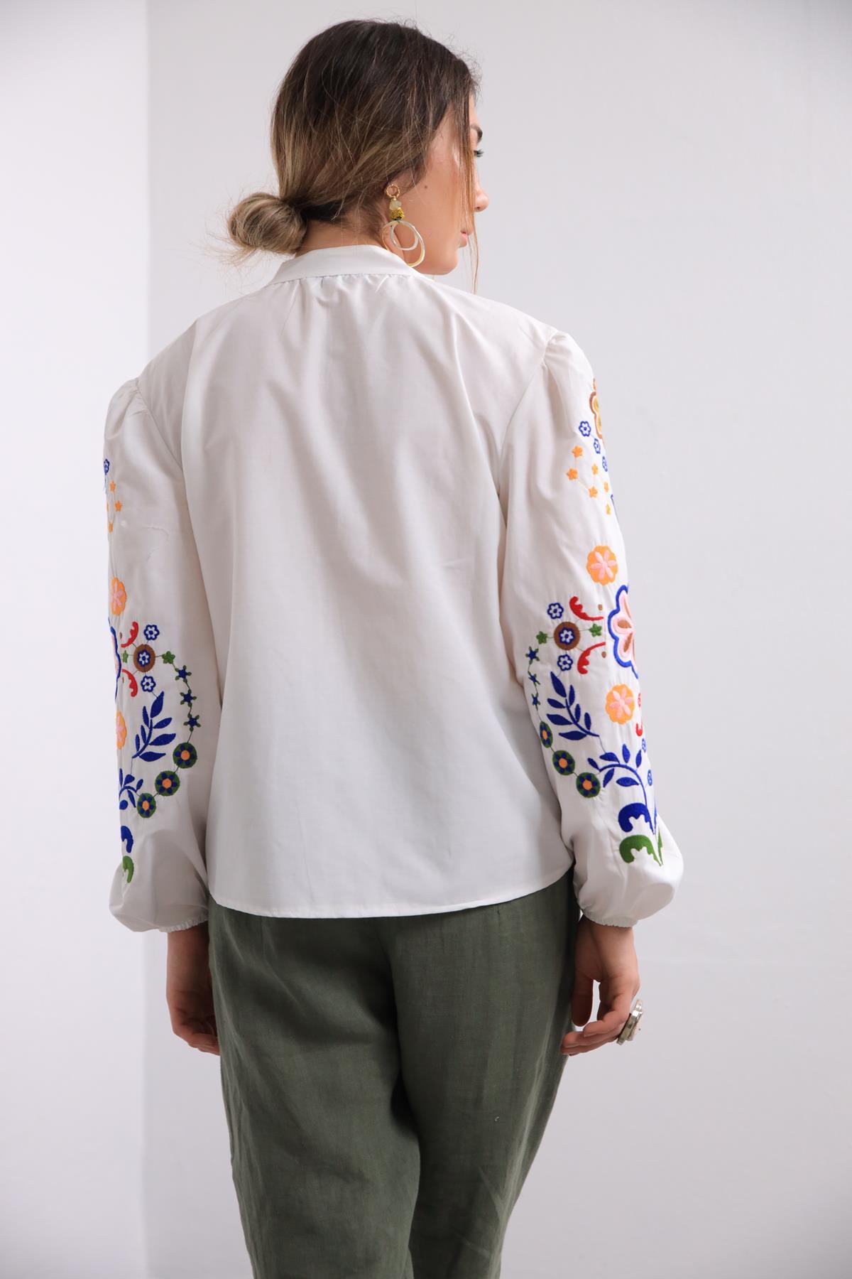  Beyaz Çiçek İşlemeli Gömlek