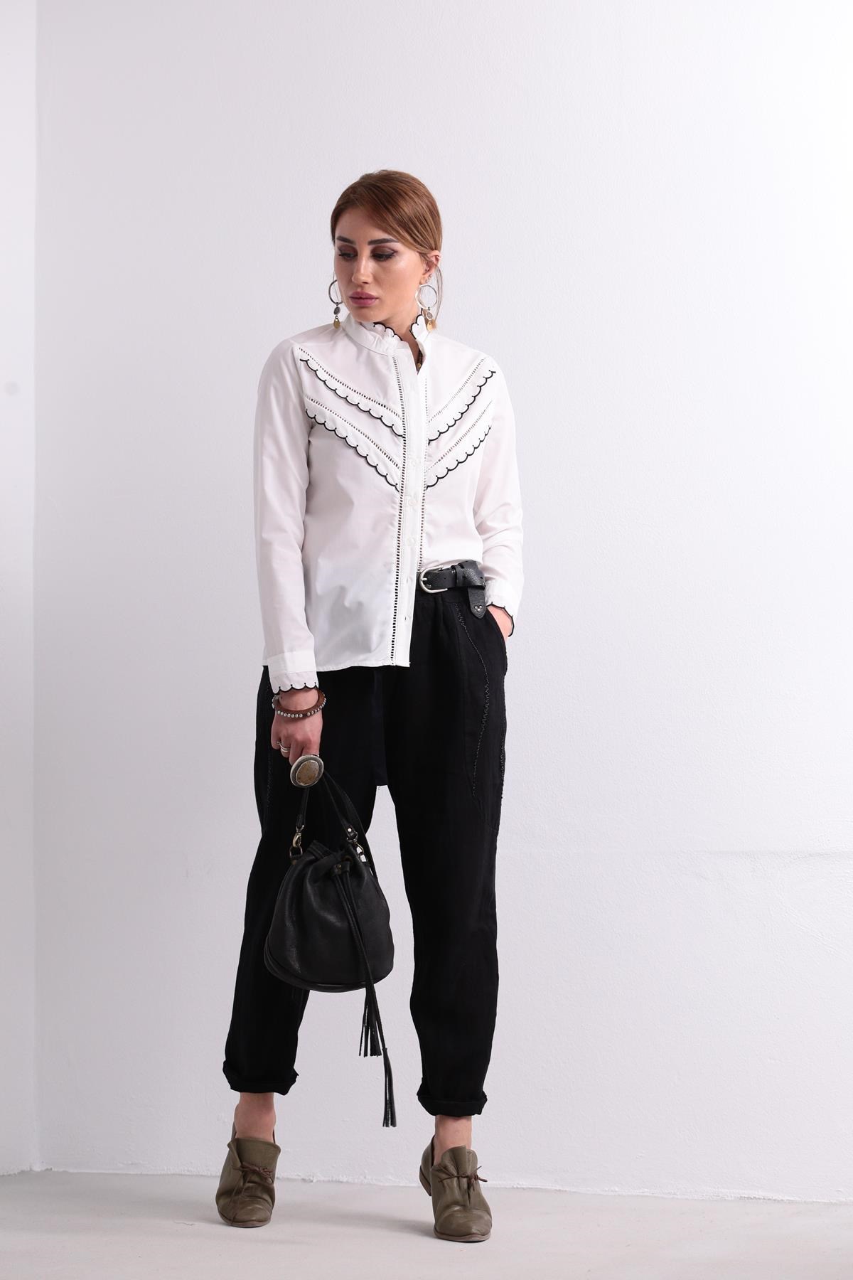  Beyaz Delikli Siyah İşleme Detaylı Gömlek