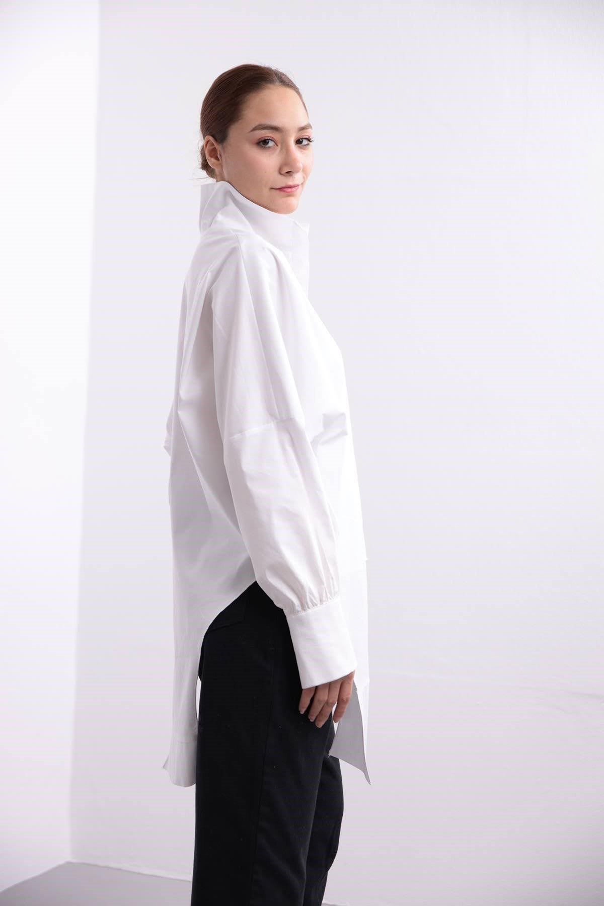  Beyaz Dik Yakalı Asimetrik Gömlek