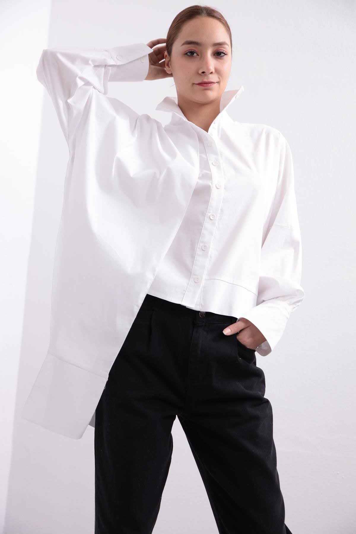  Beyaz Dik Yakalı Asimetrik Gömlek
