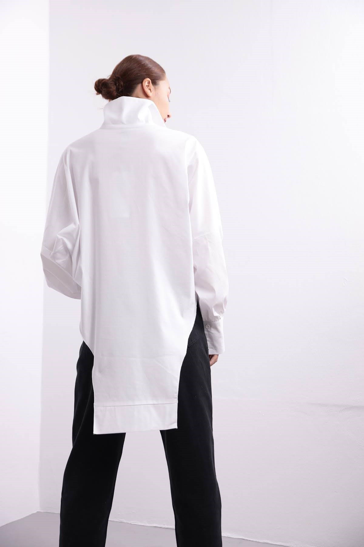  Beyaz Dik Yakalı Asimetrik Gömlek