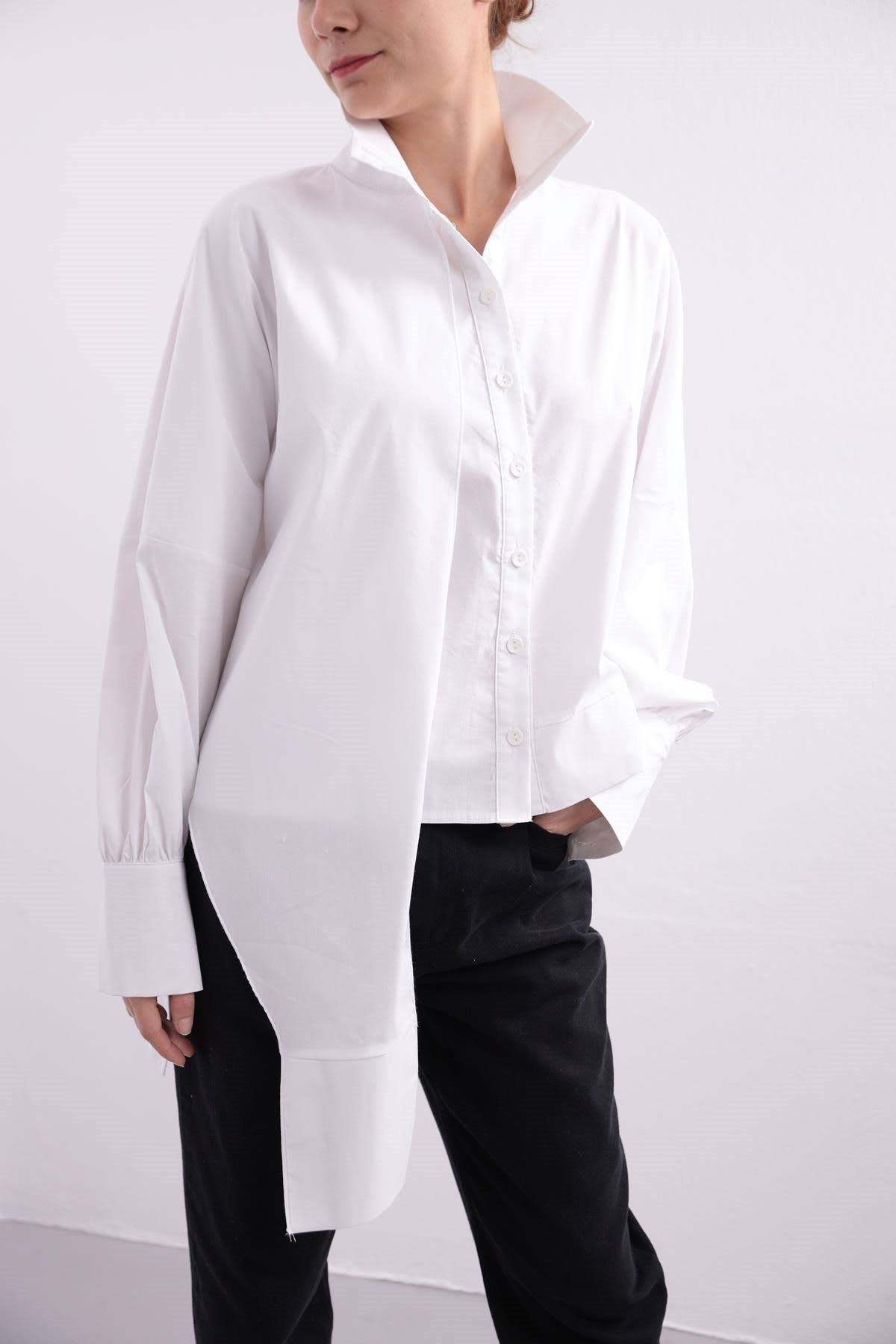  Beyaz Dik Yakalı Asimetrik Gömlek