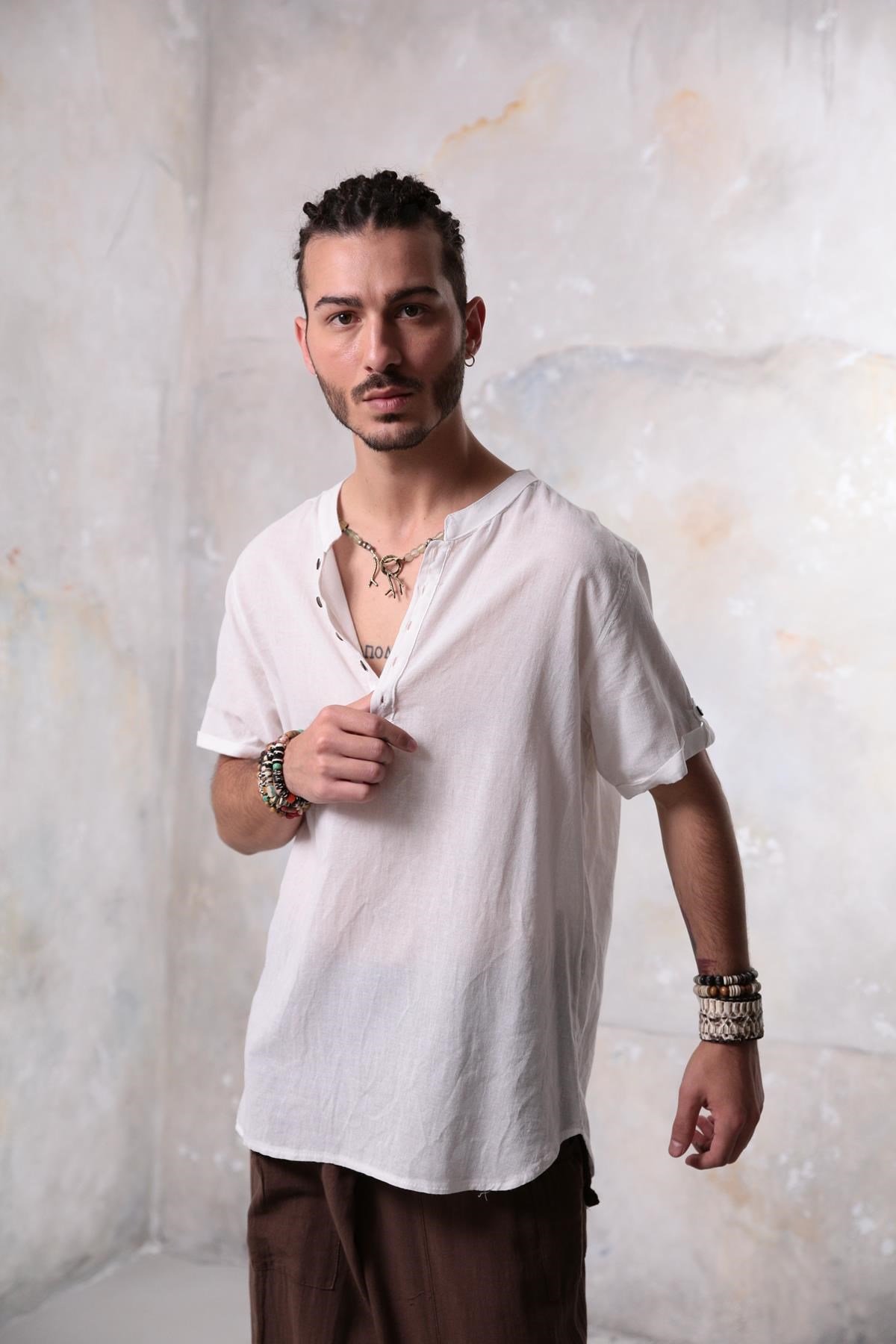  Beyaz Düğmeli Kısa Kollu Hakim Yaka Erkek Gömlek