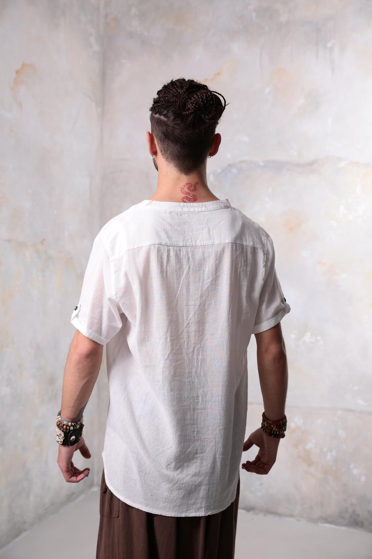  Beyaz Düğmeli Kısa Kollu Hakim Yaka Erkek Gömlek