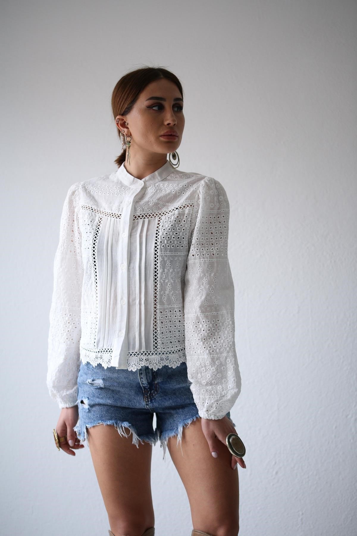  Beyaz Hakim Yaka Güpür Detaylı Gömlek