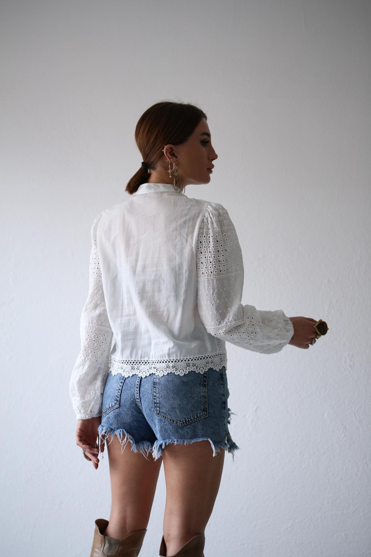  Beyaz Hakim Yaka Güpür Detaylı Gömlek