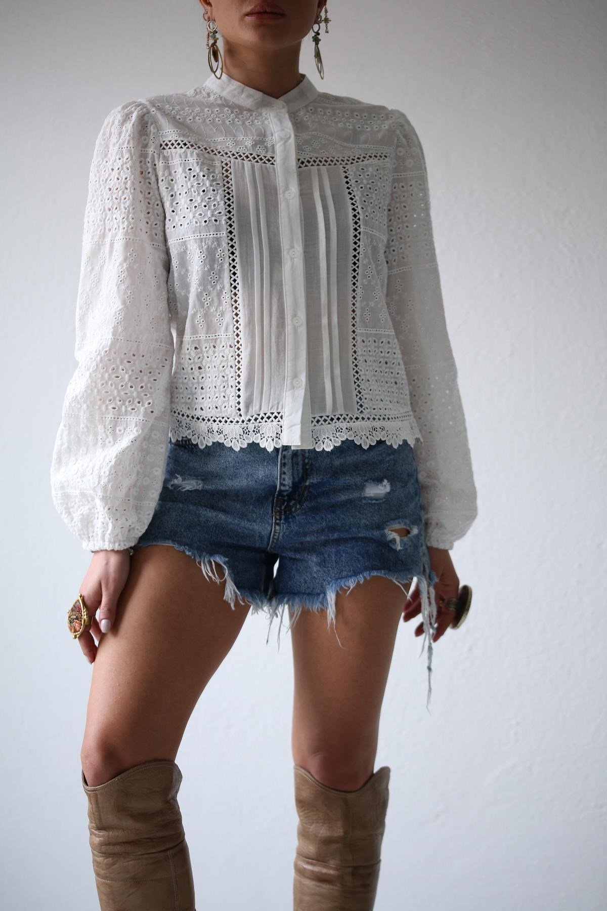  Beyaz Hakim Yaka Güpür Detaylı Gömlek