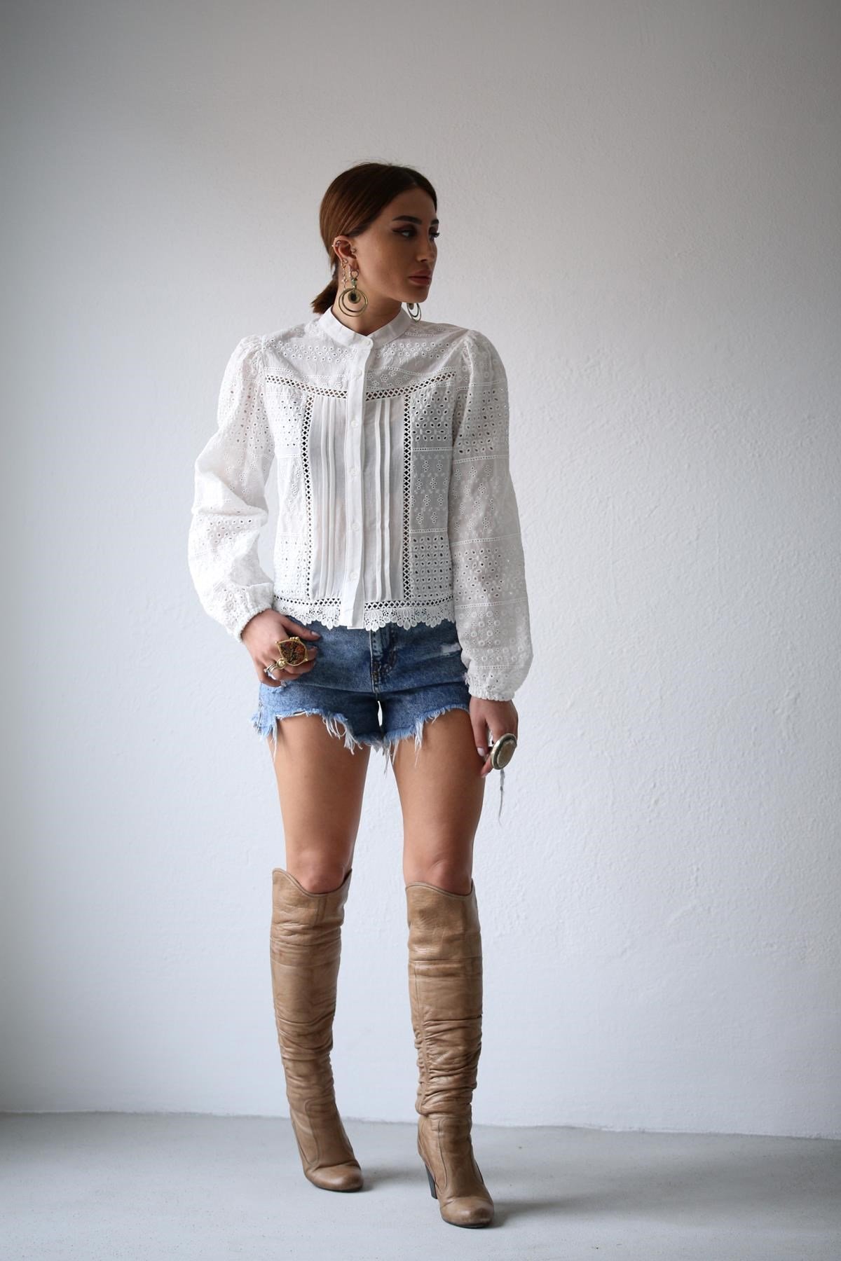  Beyaz Hakim Yaka Güpür Detaylı Gömlek