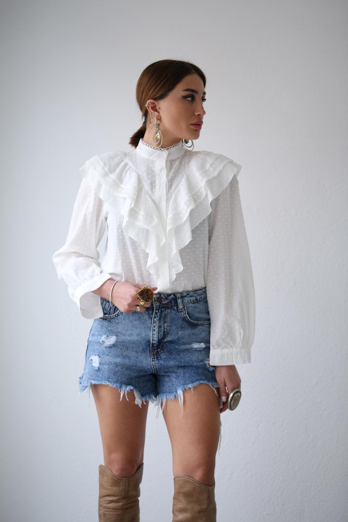  Beyaz Hakim Yaka Güpürlü Kabartma Detaylı Gömlek