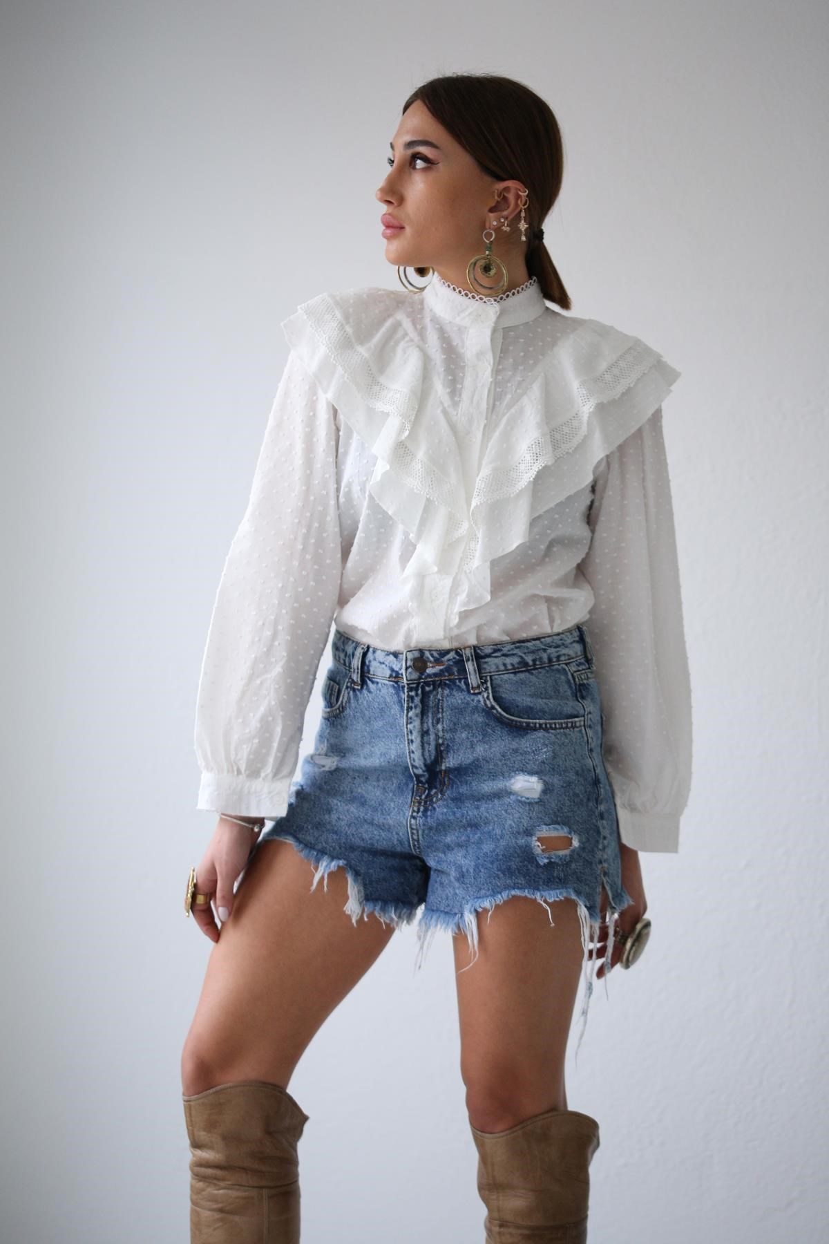  Beyaz Hakim Yaka Güpürlü Kabartma Detaylı Gömlek