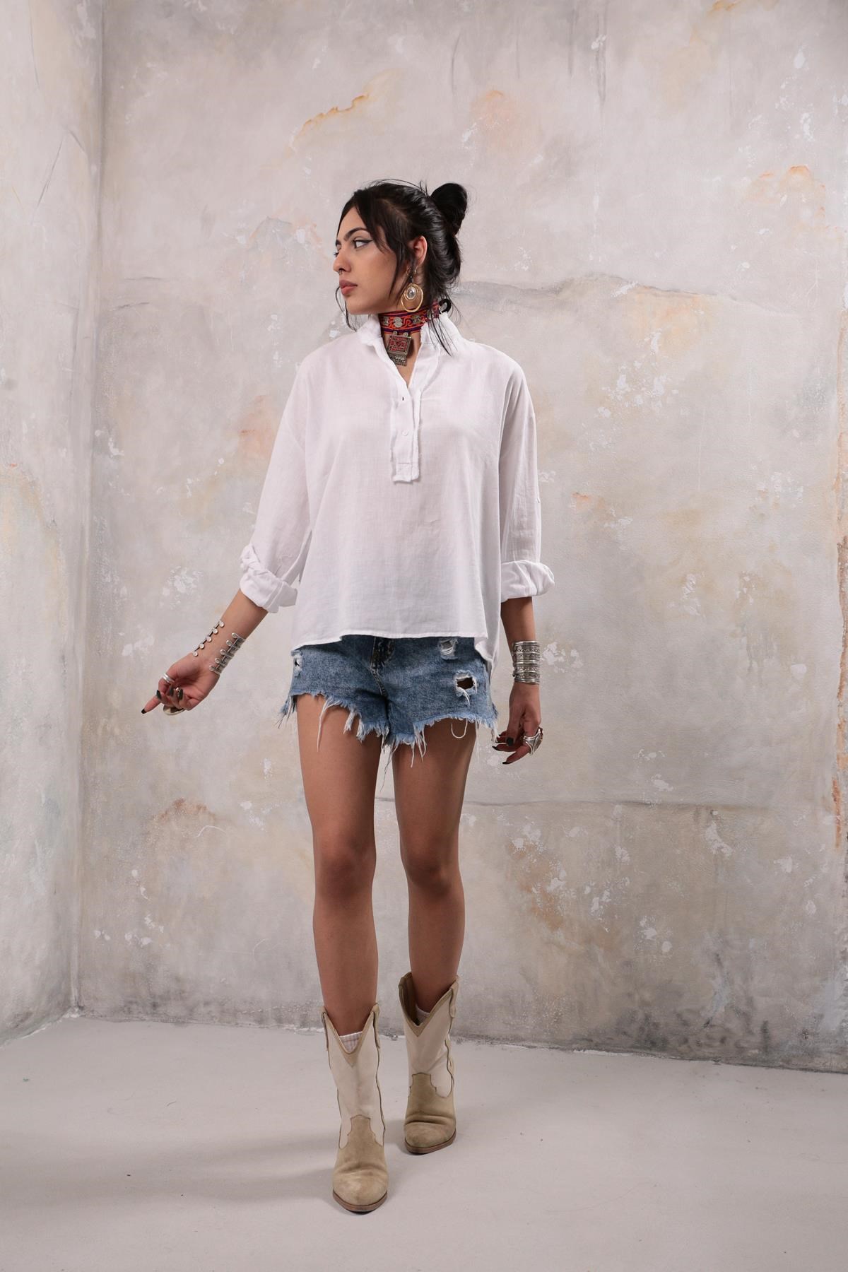  Beyaz Hakim Yaka Saçak Detaylı Gömlek